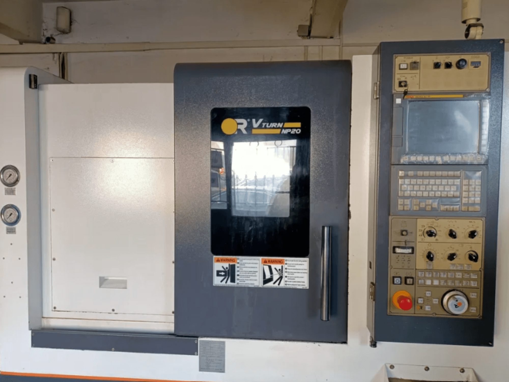 OR VTURN NP20 CNC staklių priekinis vaizdas, kuriame matomas valdymo skydelis su mygtukais, ekranas ir šone esantys matuokliai.