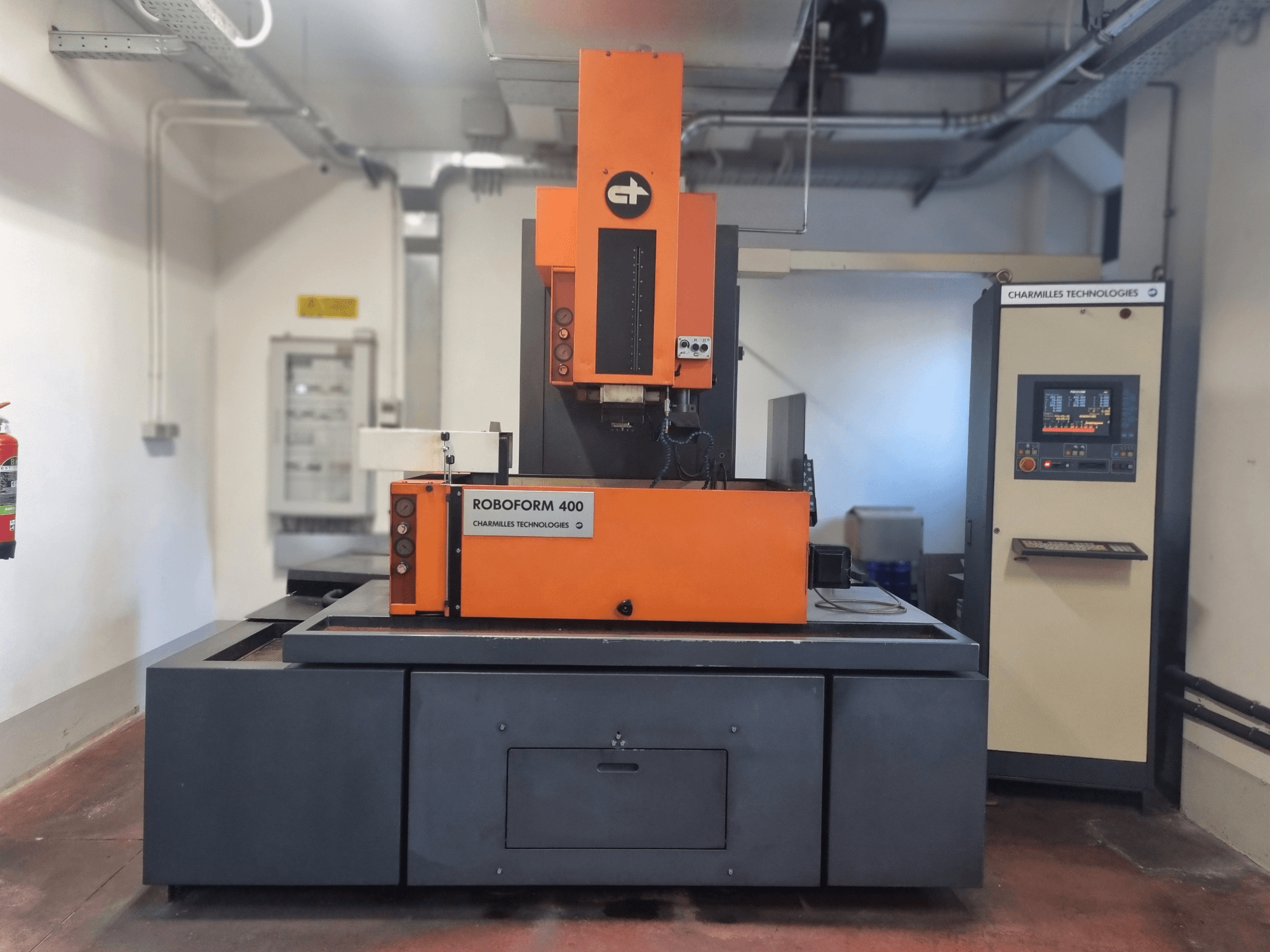 "Charmilles Technologies" roboto "Roboforn 400" mašina, vaizdas iš priekio, oranžinės ir pilkos spalvos, matomas skaitmeninis valdymo skydelis.