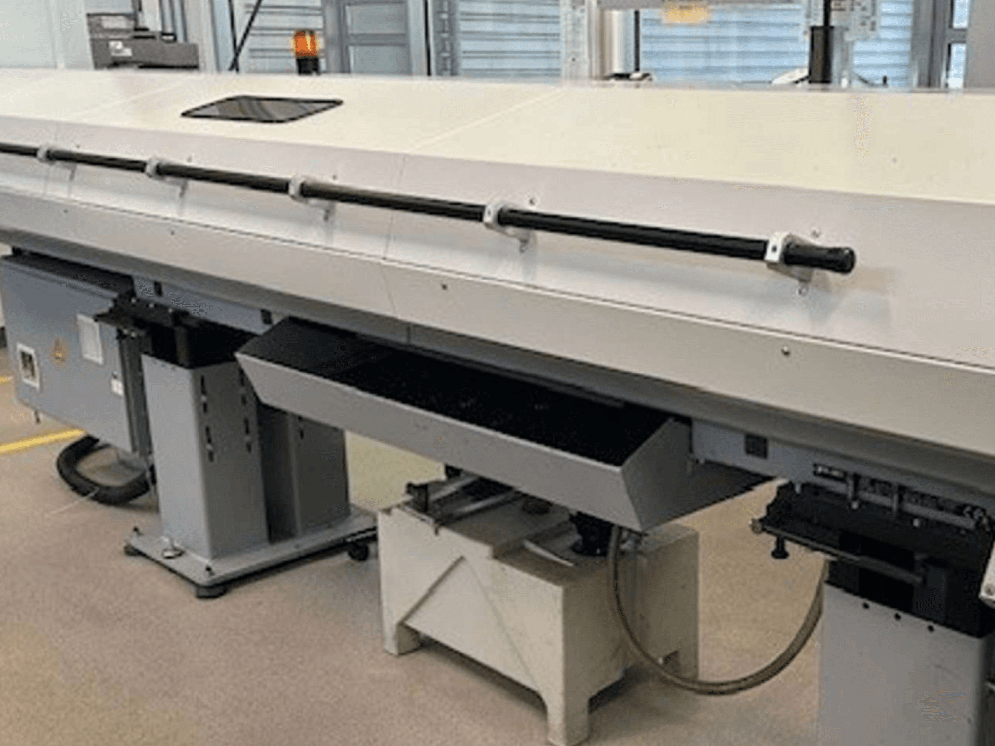 "Index G 200 RATIO LINE" tekinimo frezavimo centro priekinis vaizdas, kuriame matyti elegantiškas dizainas ir funkcionalus valdymo skydelis.