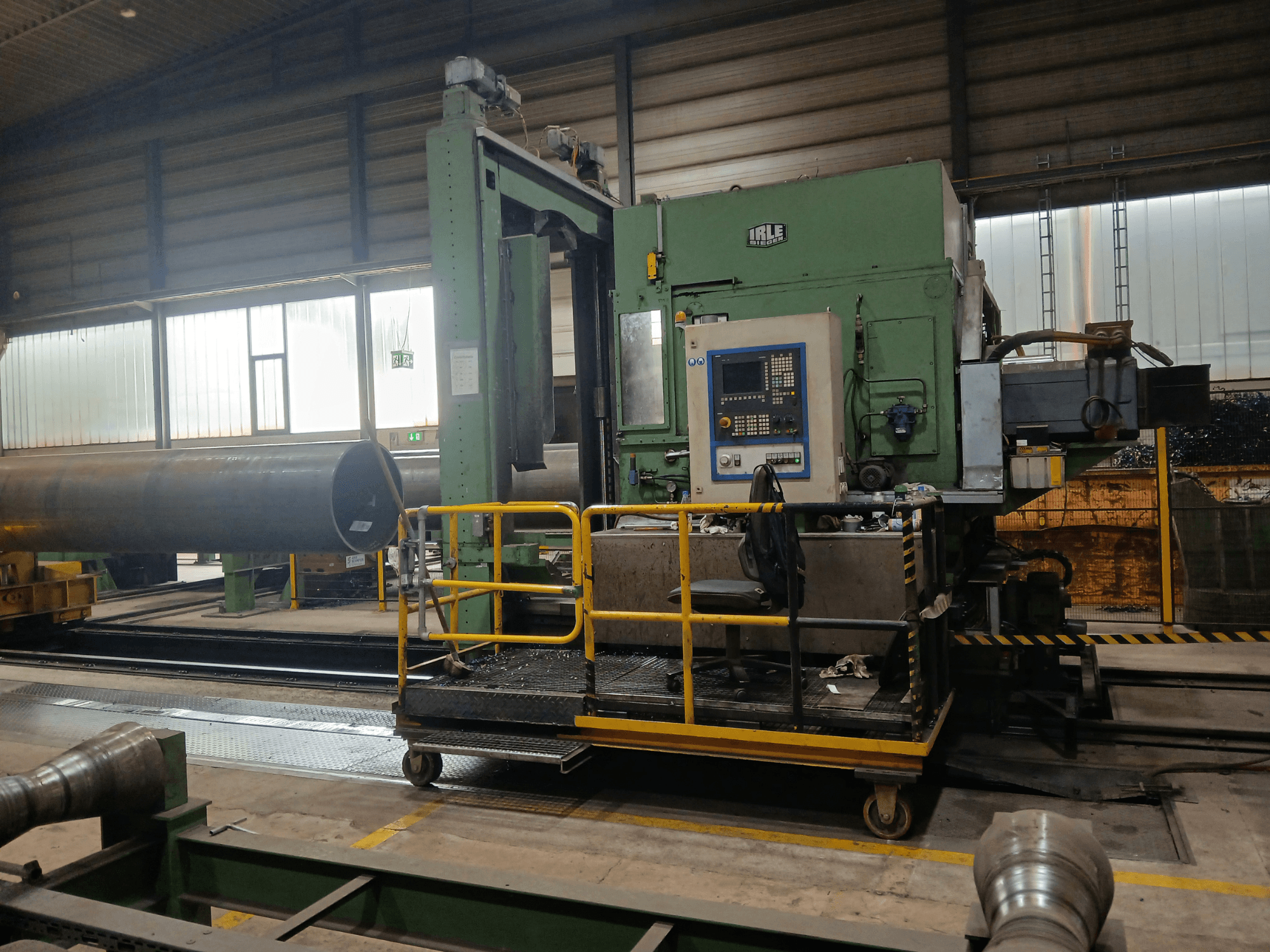 IRLE IRD 1600 CNC horizontalus apdirbimo centras, matomas iš šono, su akcentuotu valdymo pultu ir bėgių sistema, skirta sunkiems ruošiniams.