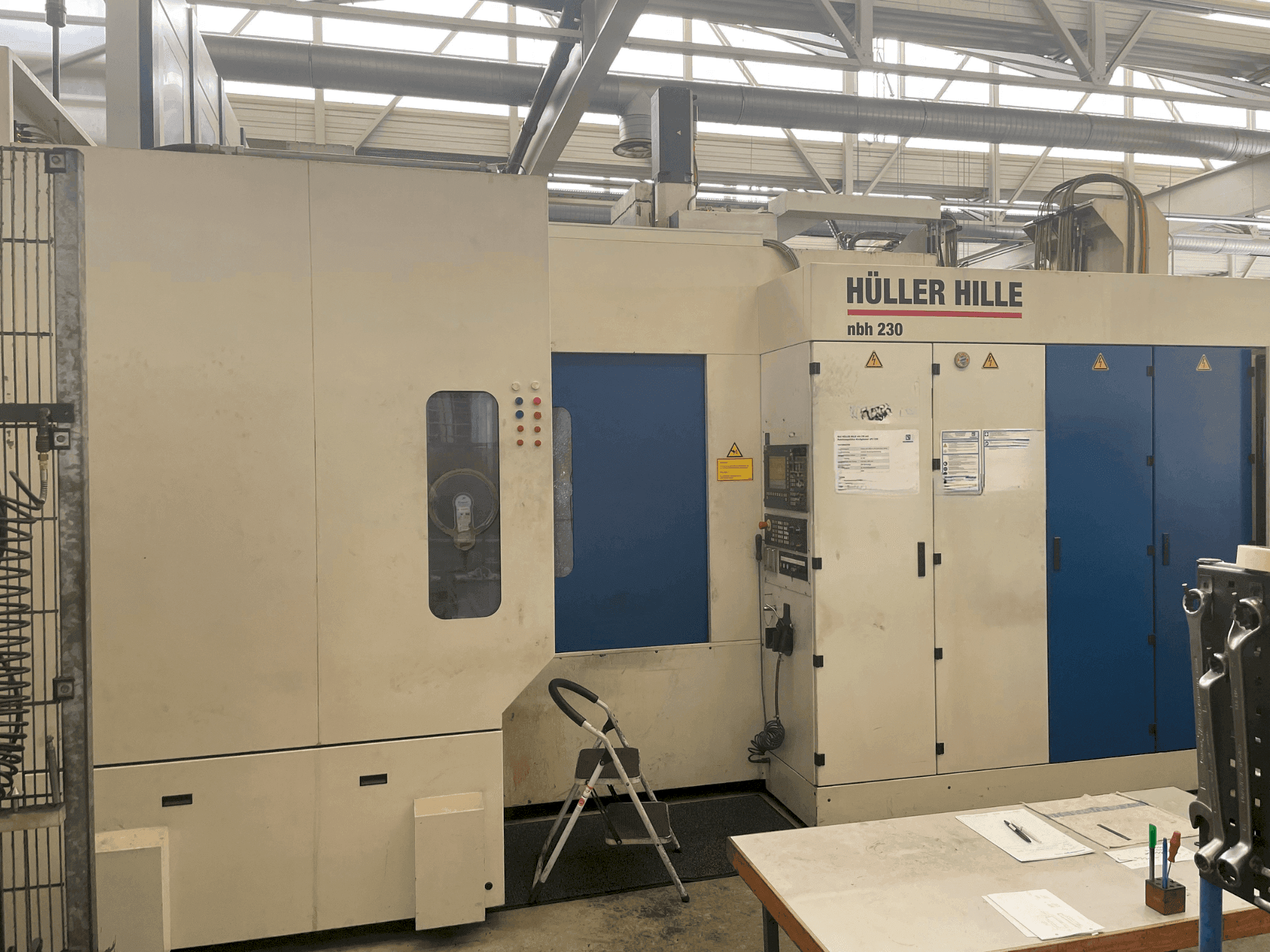 HULLER HILLE NBH 230 Mašinos vaizdas iš priekio