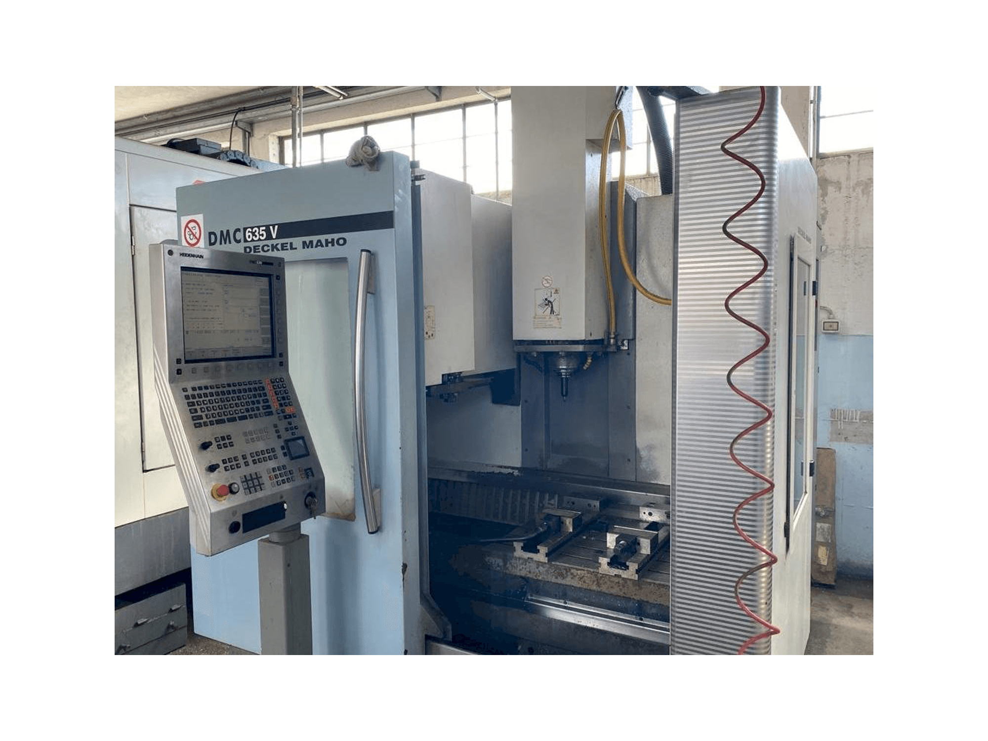 DECKEL MAHO DMC 635V Mašinos vaizdas iš priekio