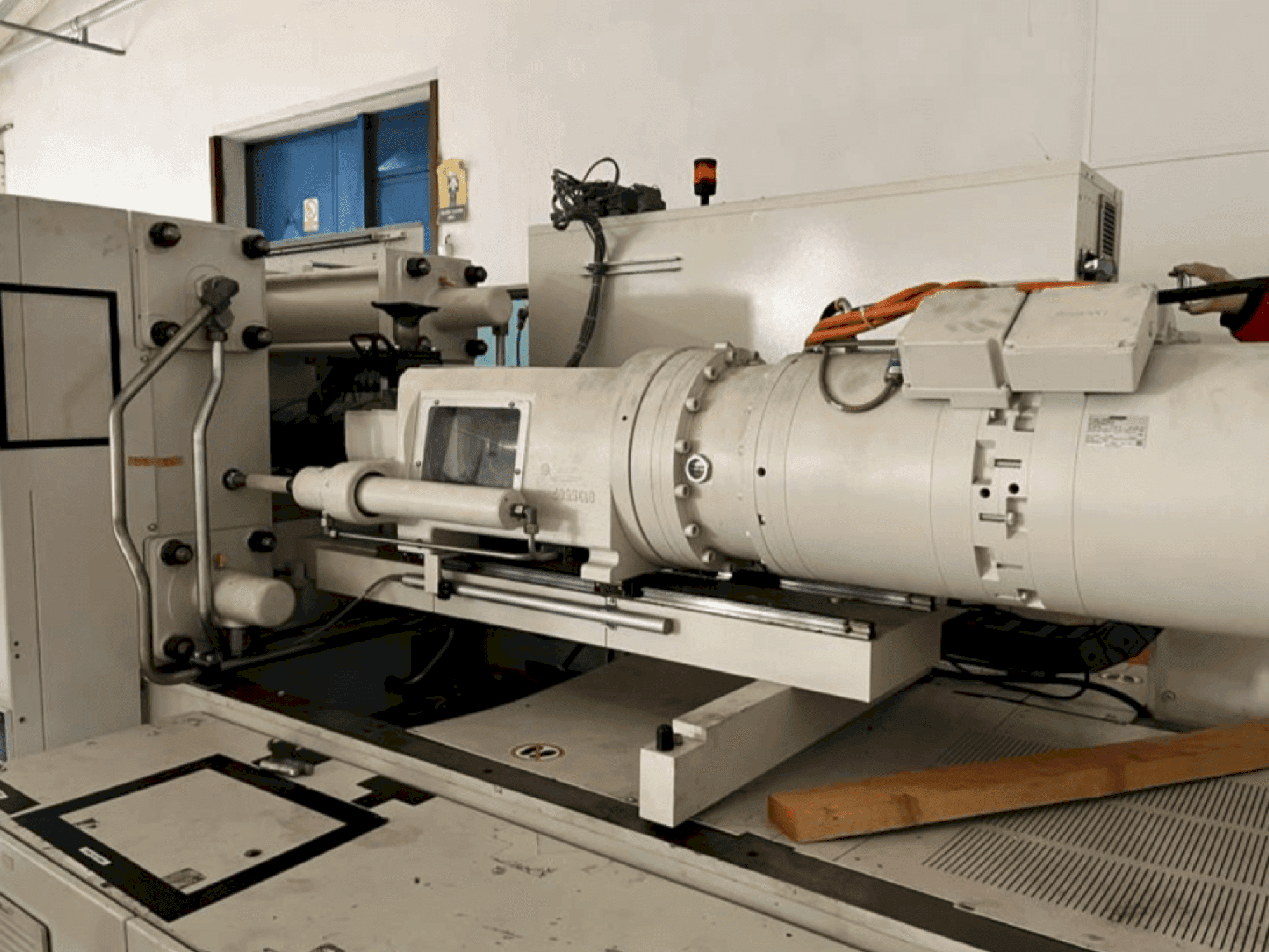 Krauss Maffei 200-750 CX Mašinos vaizdas iš priekio