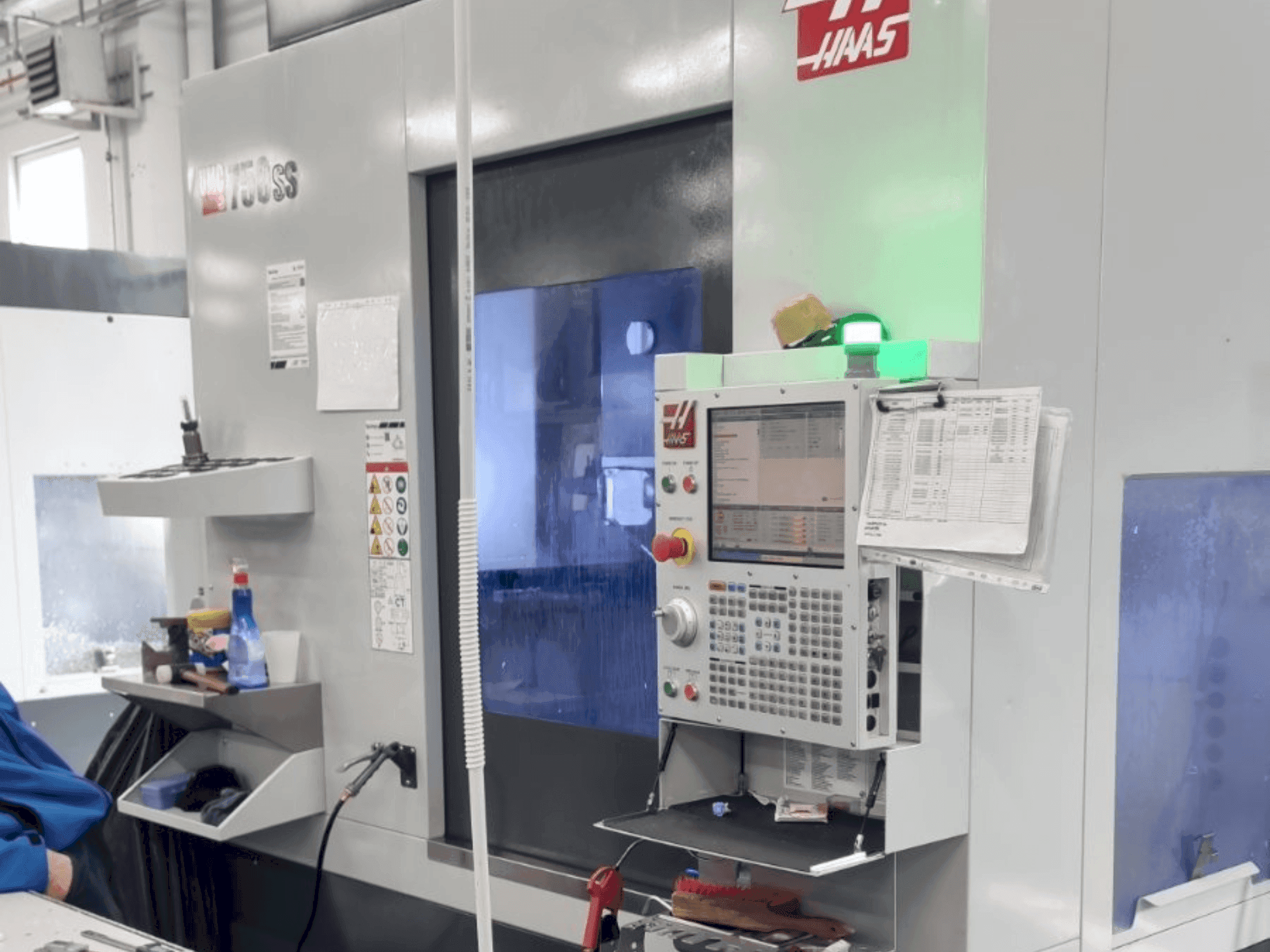 HAAS UMC-750SS Mašinos vaizdas iš priekio