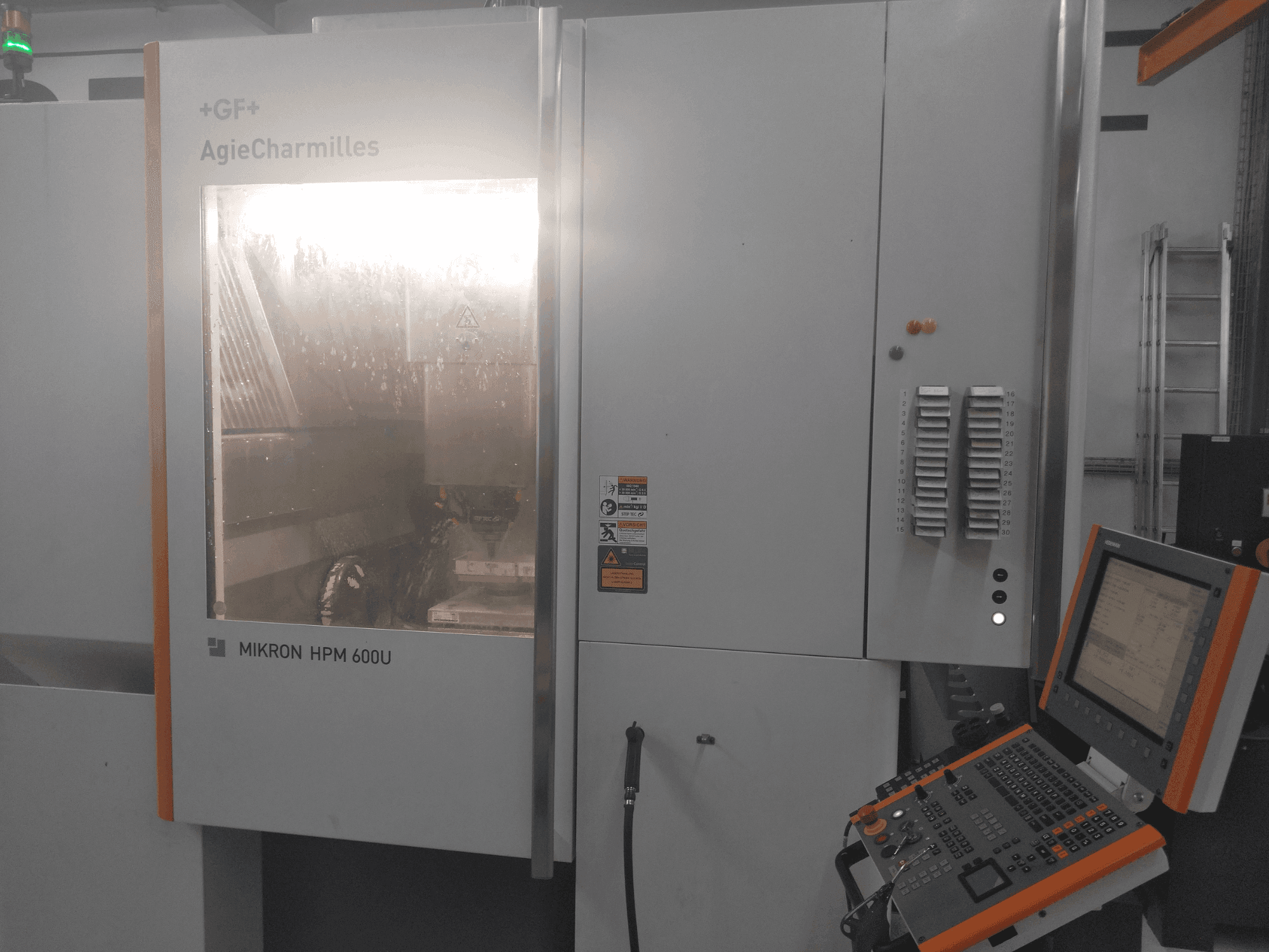 MIKRON HPM 600U Mašinos vaizdas iš priekio