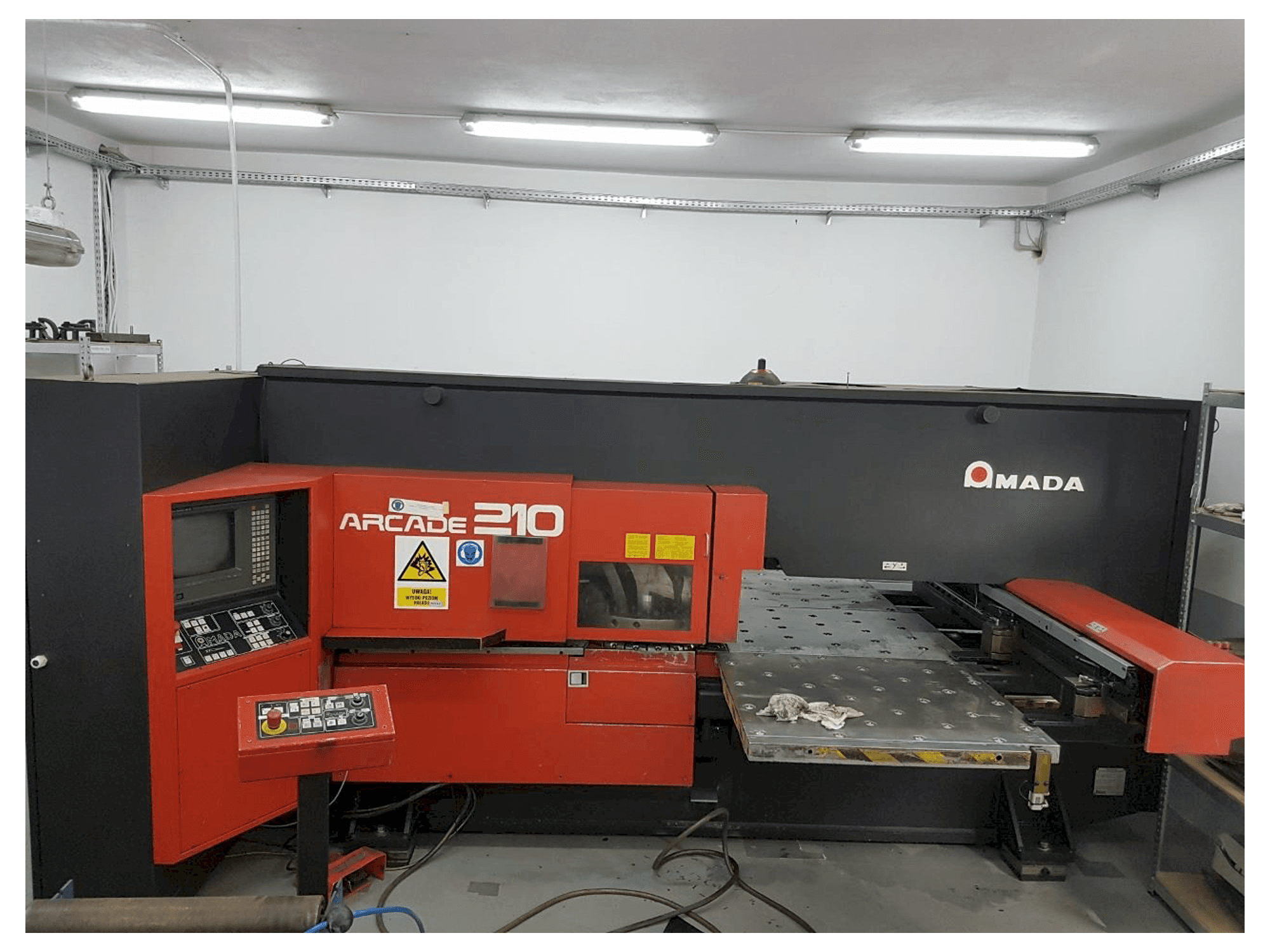 AMADA ARCADE 210 Mašinos vaizdas iš priekio