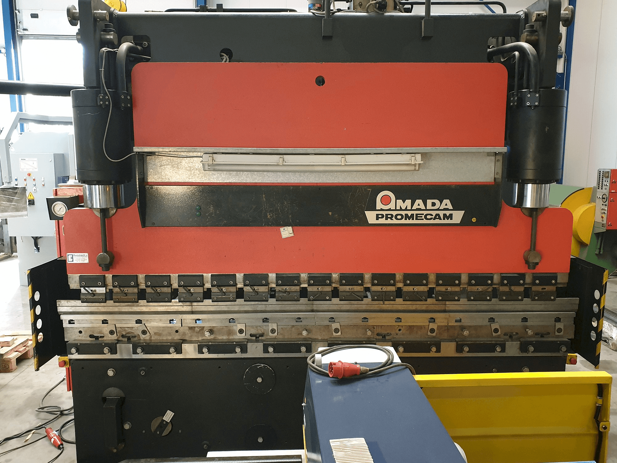 AMADA PROMECAM STPC 200/30 Mašinos vaizdas iš priekio