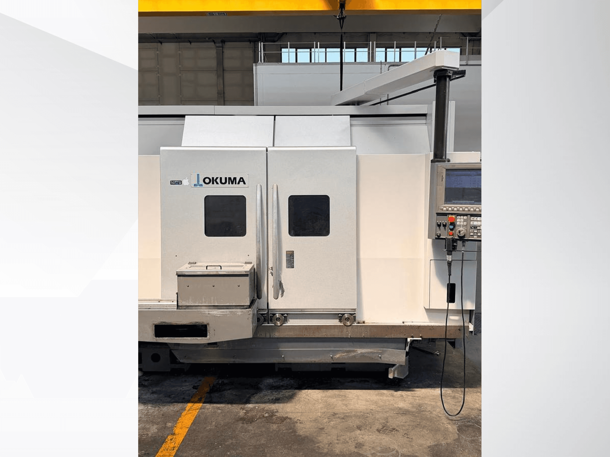 „Okuma LB 3000 EX MYW 800“ horizontalusis tekinimo staklės, vaizdas iš šono, kuriame matomas valdymo pultas ir prieigos durelės.