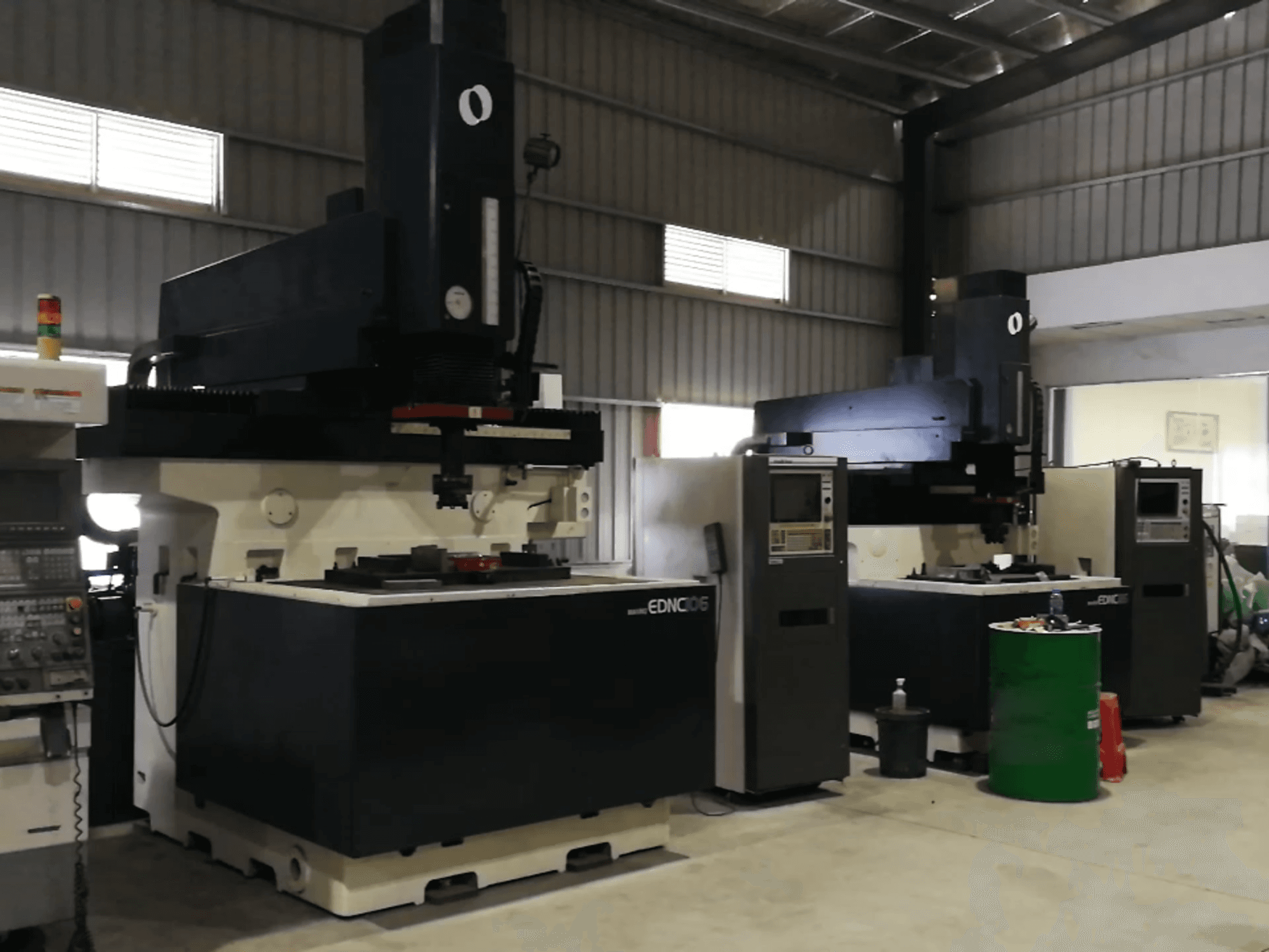 Makino EDNC106 Mašinos dešinės pusės vaizdas