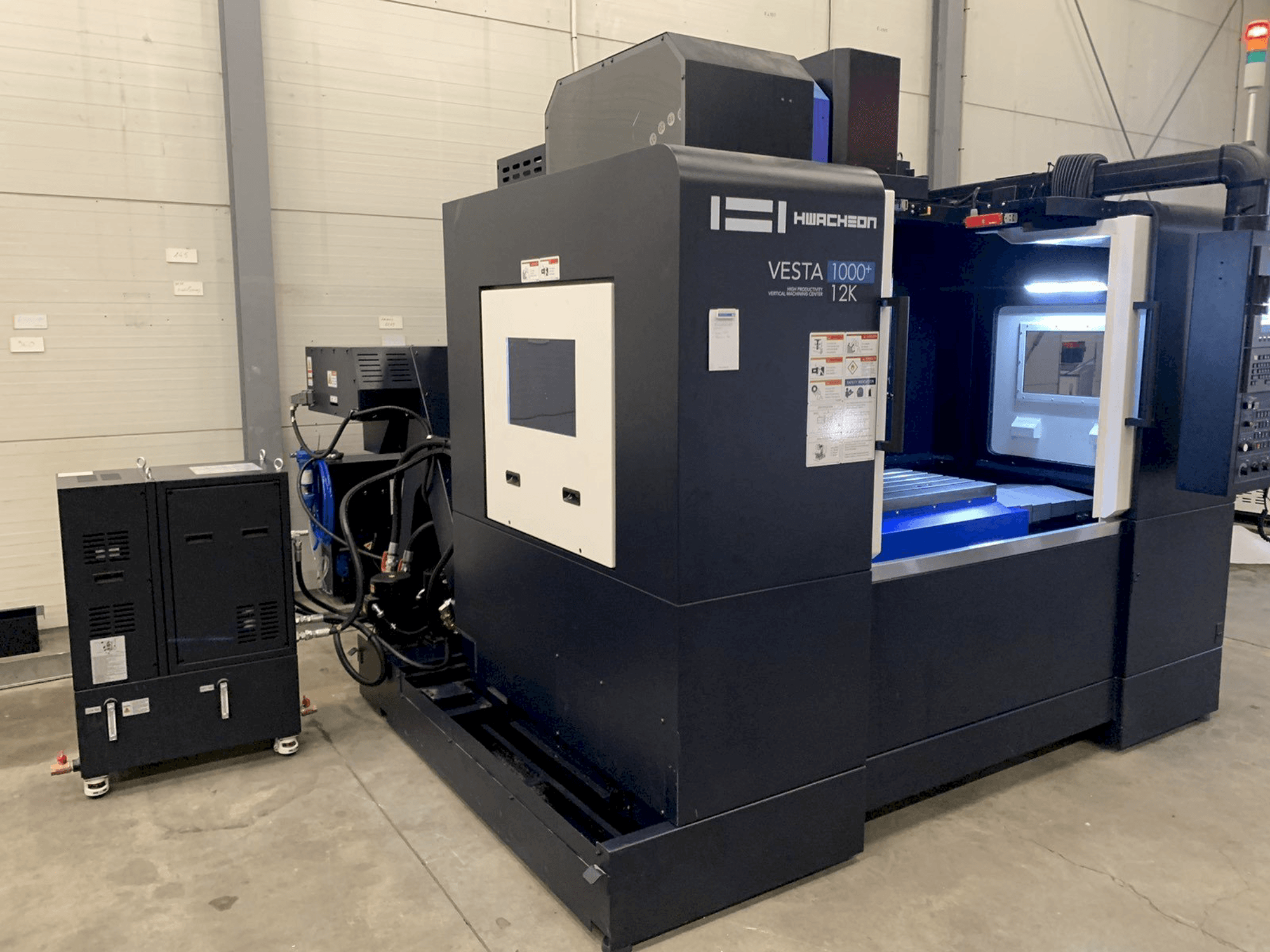 HWACHEON VESTA-1000+ Mašinos vaizdas iš priekio