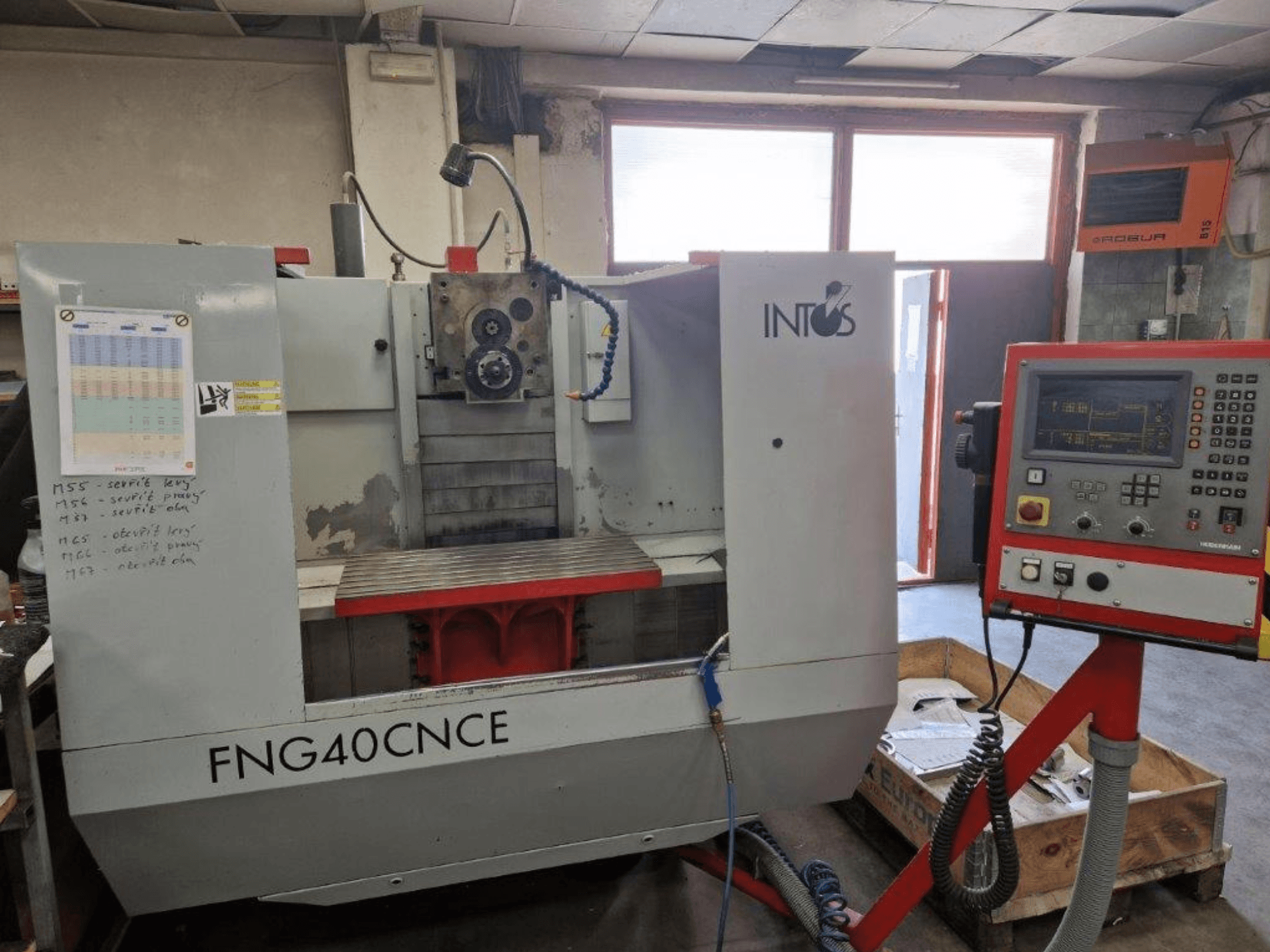 INTOS FNG40CNC staklės, vaizdas iš priekio, valdymo skydelis, darbinės dalys ir metalinis stalas. Idealiai tinka apdirbti.