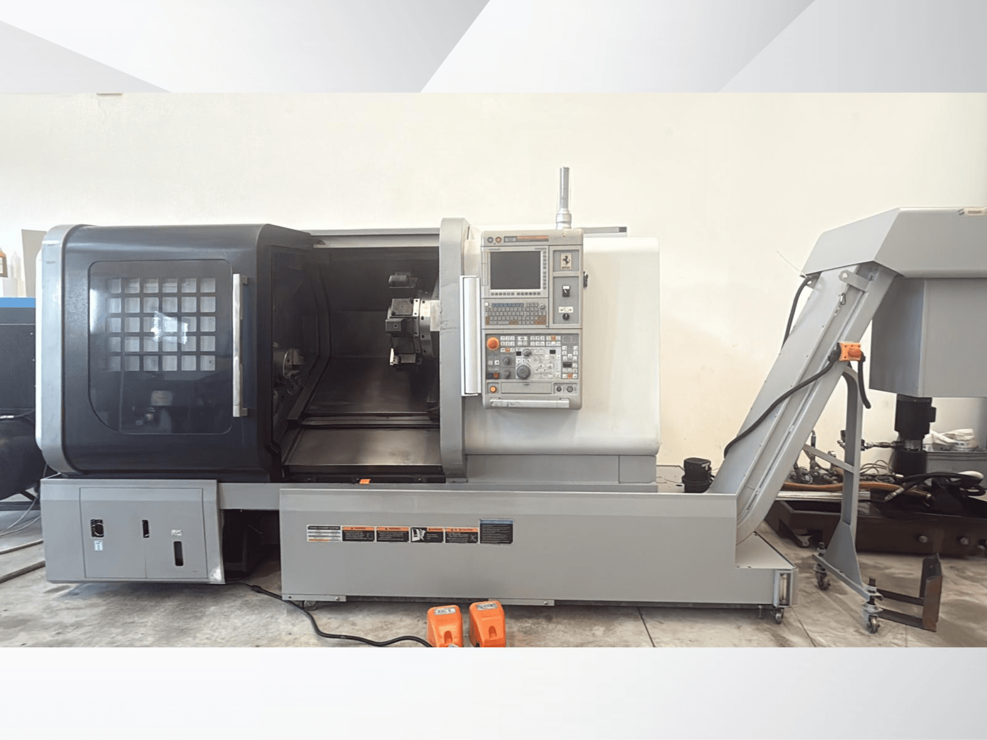 Horizontali tekinimo staklė „MORI SEIKI NLX 2500M“, vaizdas iš priekio, kuriame matomas valdymo pultas ir atviras priėjimas prie apdirbimo zonos.