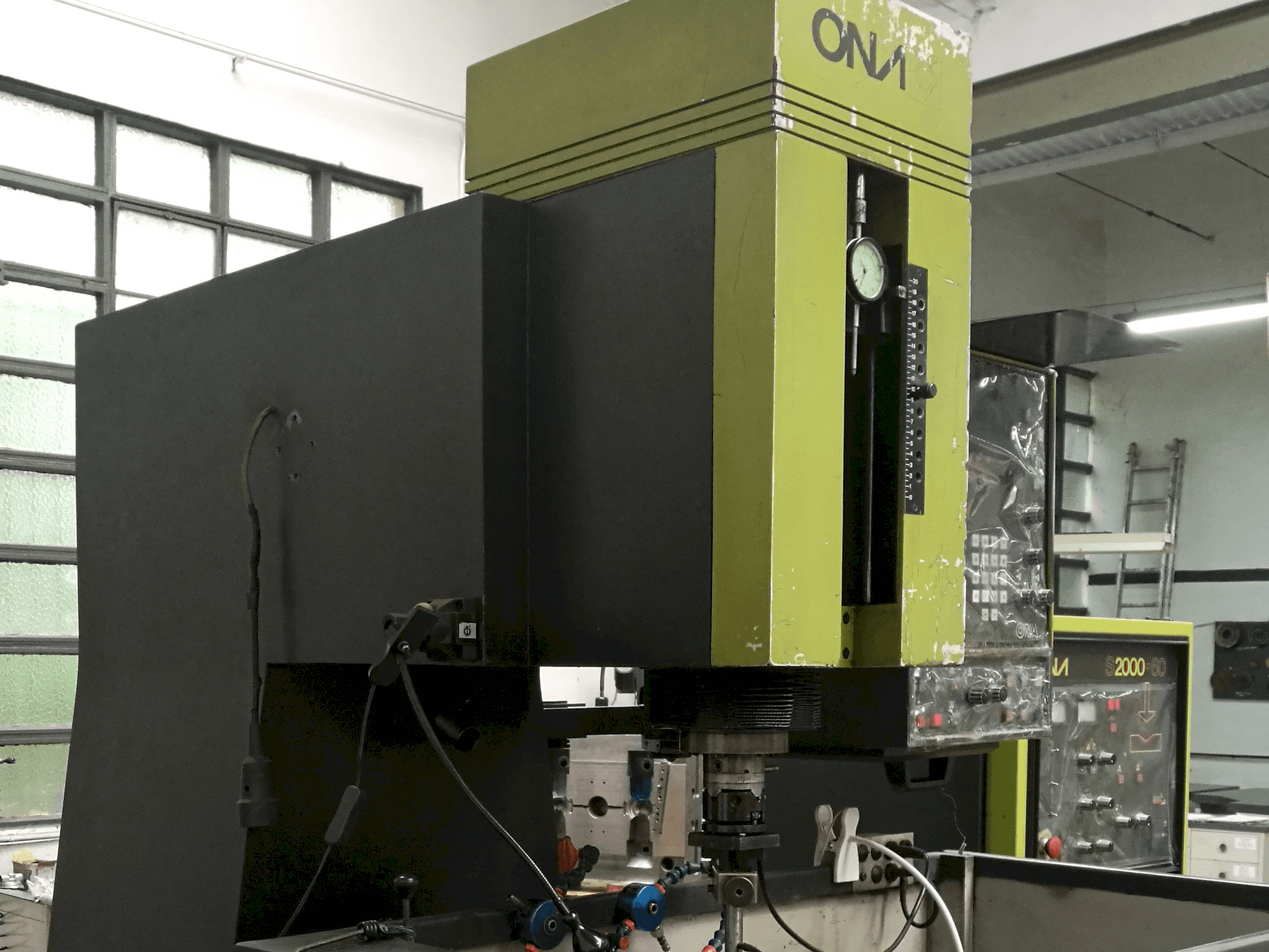 ONA IN 260 Mašinos kairės pusės vaizdas