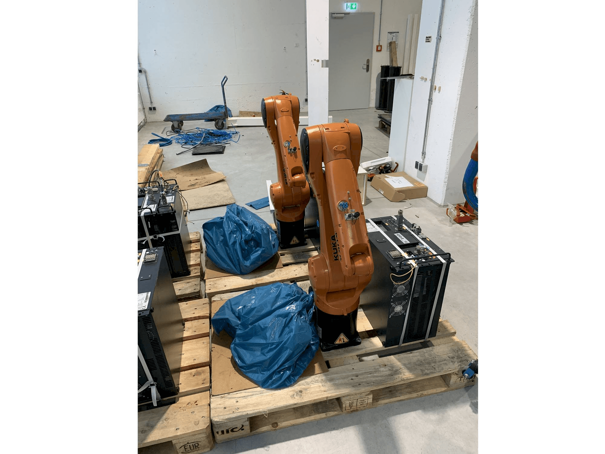 KUKA KR10 R1100 with KR C4 COMPACT Controller Mašinos vaizdas iš priekio