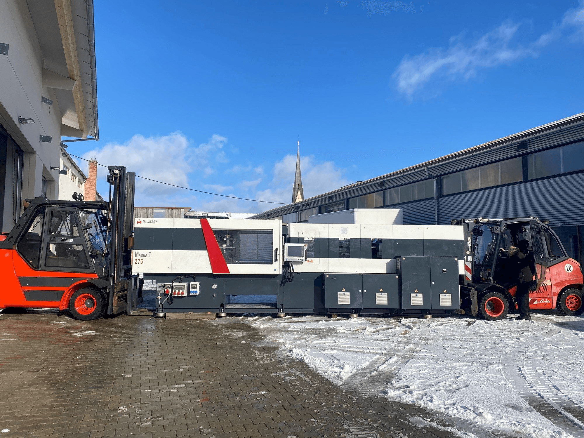 Milacron Magna T (MTs) - 275 Mašinos vaizdas iš priekio