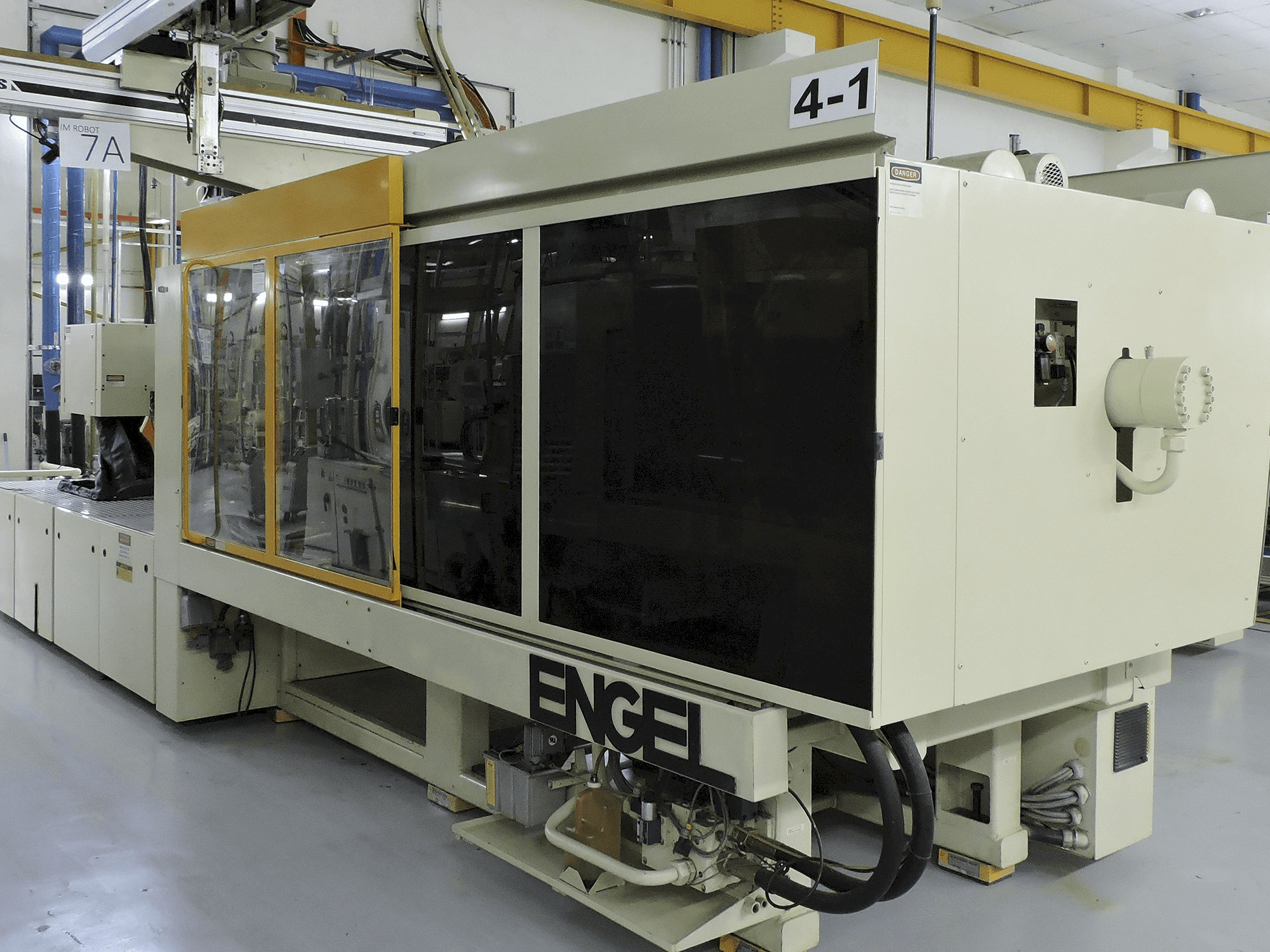 ENGEL Mašinos vaizdasES1300/450 BHP iš priekio