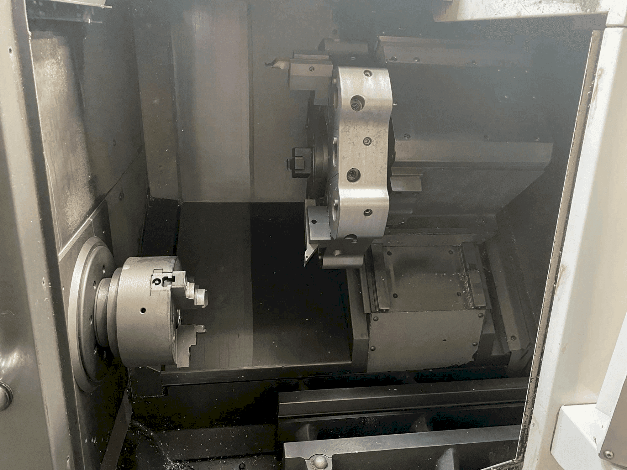 HAAS ST-10 Mašinos vaizdas iš priekio