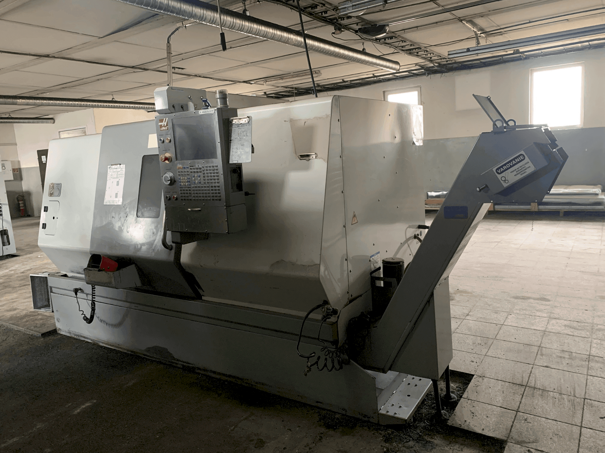 HAAS HAAS SL-30HE Mašinos vaizdas iš priekio