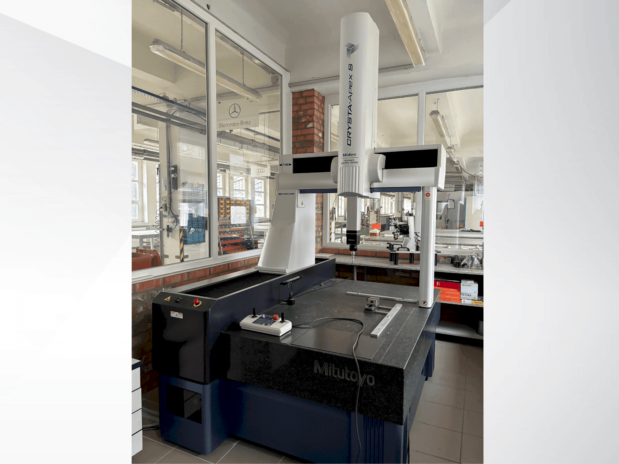 Mitutoyo CRYSTA-Apex S7106 Mašinos vaizdas iš priekio