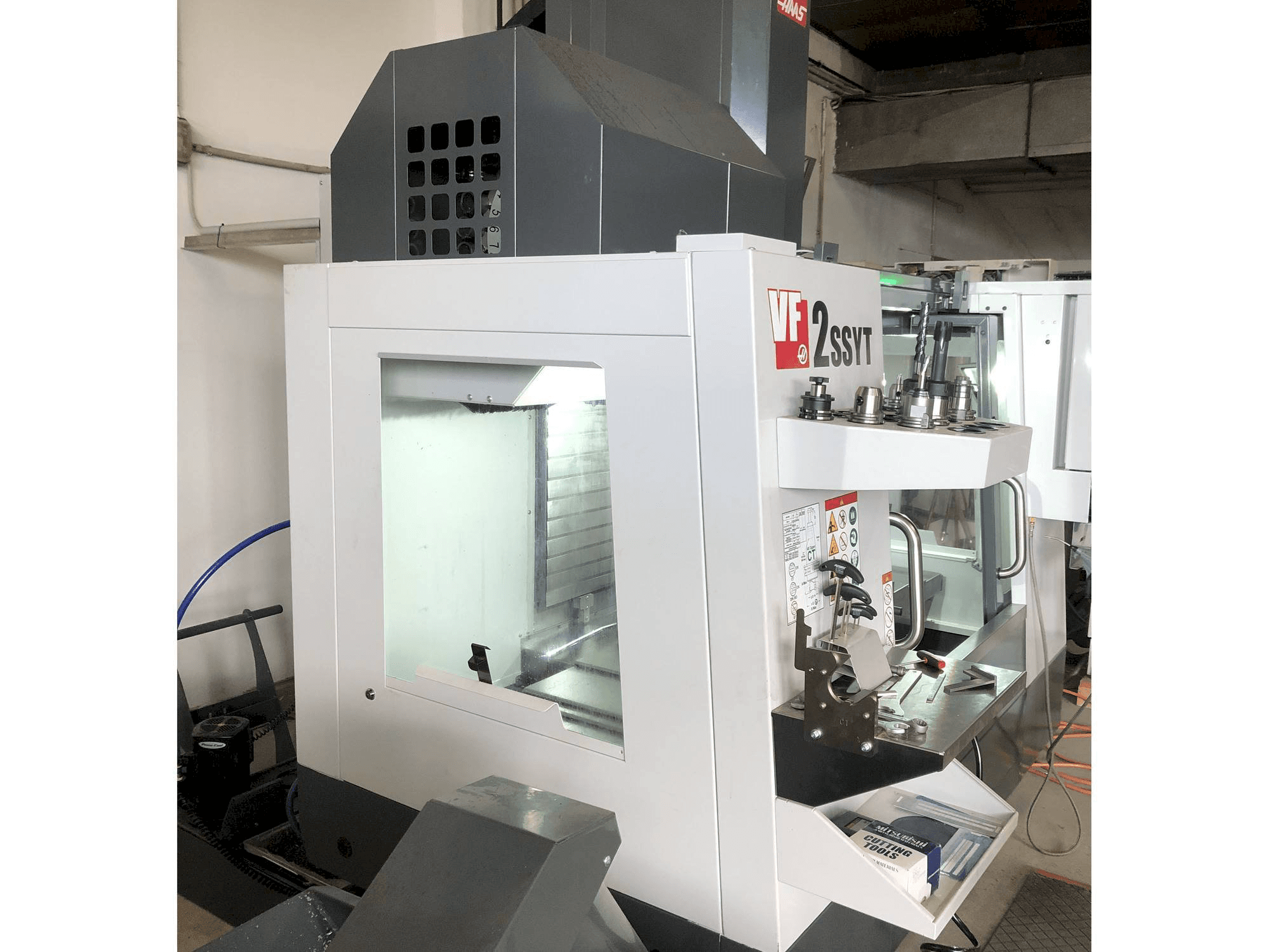 HAAS VF-2SSYT Mašinos vaizdas iš priekio