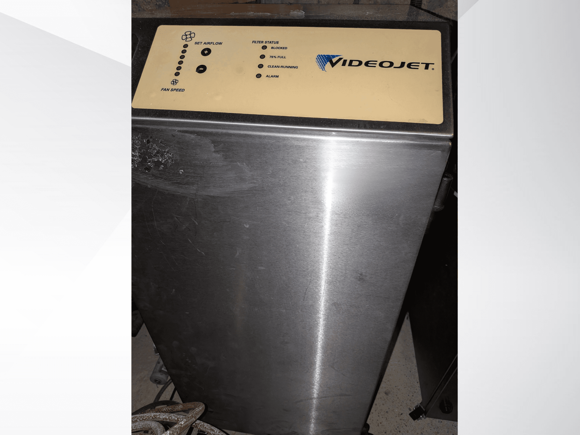 "Videojet VJ 7230" lazerinio graviravimo staklių priekinis vaizdas, nerūdijančio plieno korpusas ir valdymo skydelis su oro srauto nustatymais.