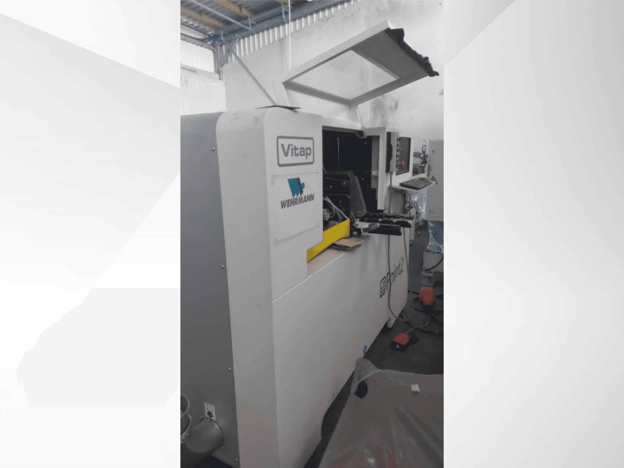 CNC apdirbimo centras „VITAP POINT 2“, pavaizduotas iš šono, su valdymo skydeliu ir atidarytu dangčiu, užtikrinančiu lengvą prieigą.