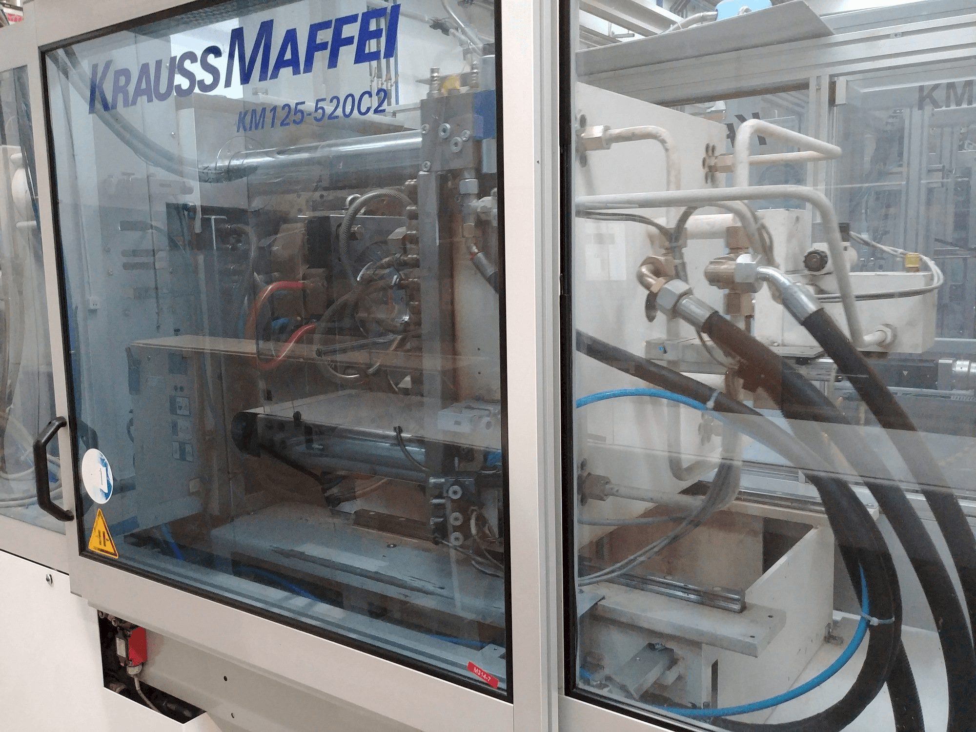 Krauss Maffei KM 125-520 C2 Mašinos kairės pusės vaizdas