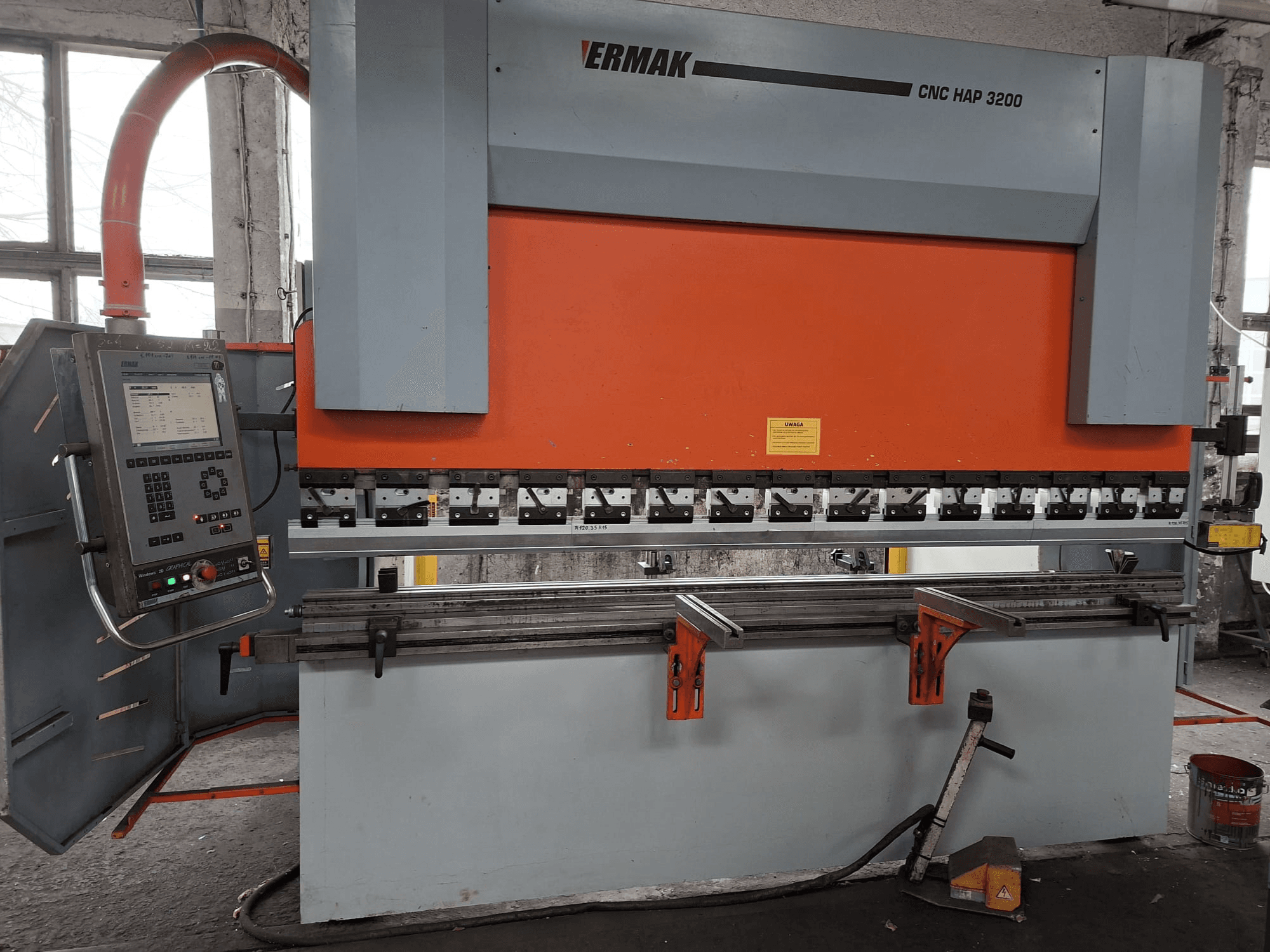 "Ermak CNC HAP 3200" presinis stabdys, vaizdas iš priekio, oranžinės ir pilkos spalvos korpusas, valdymo skydelis su skaitmeniniu ekranu ir reguliuojami spaustuvai.