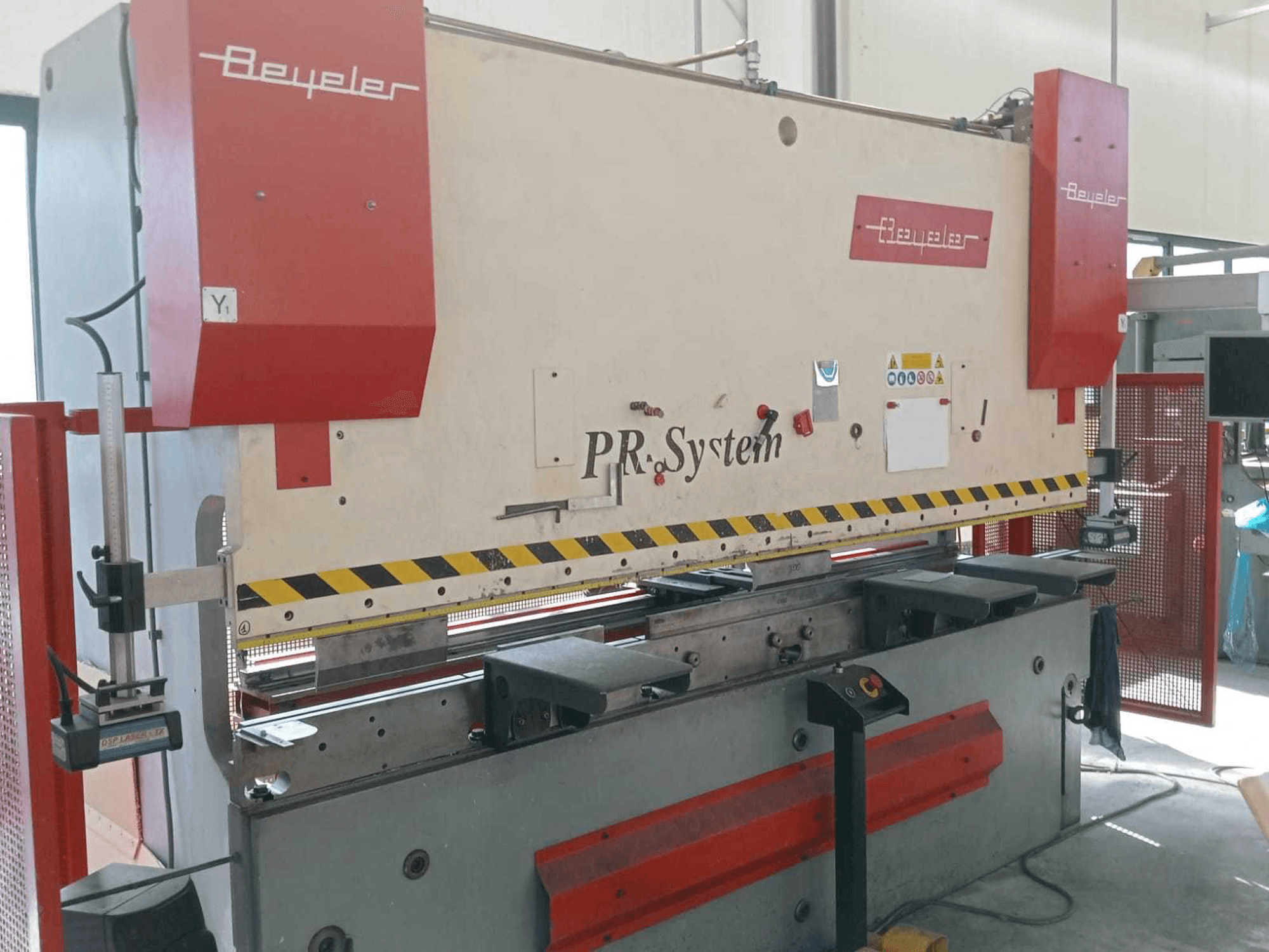 BEYELER PR6 1500 KN X 3000 MM Mašinos vaizdas iš kairės pusės