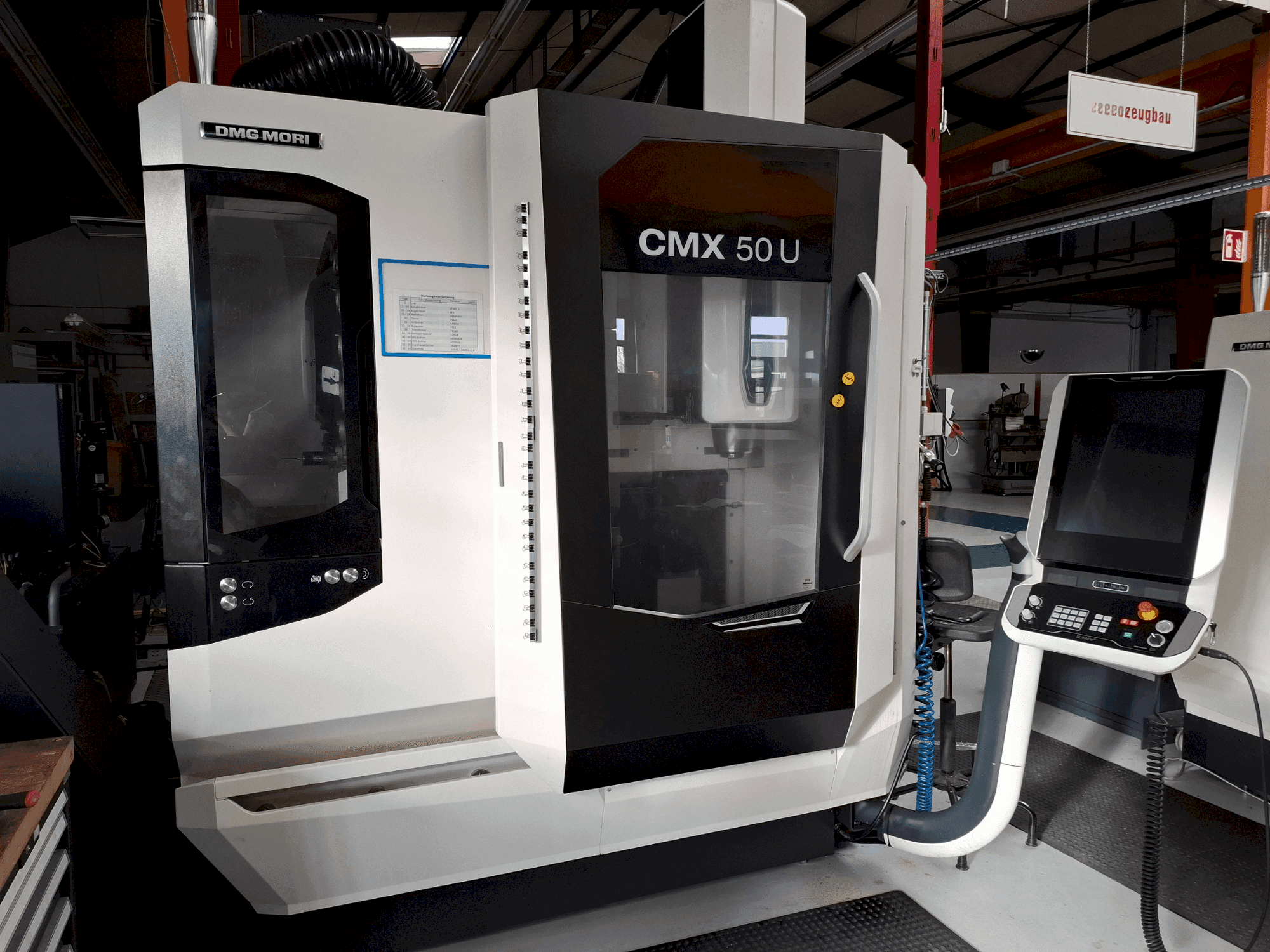 DMG MORI CMX 50U Mašinos vaizdas iš priekio