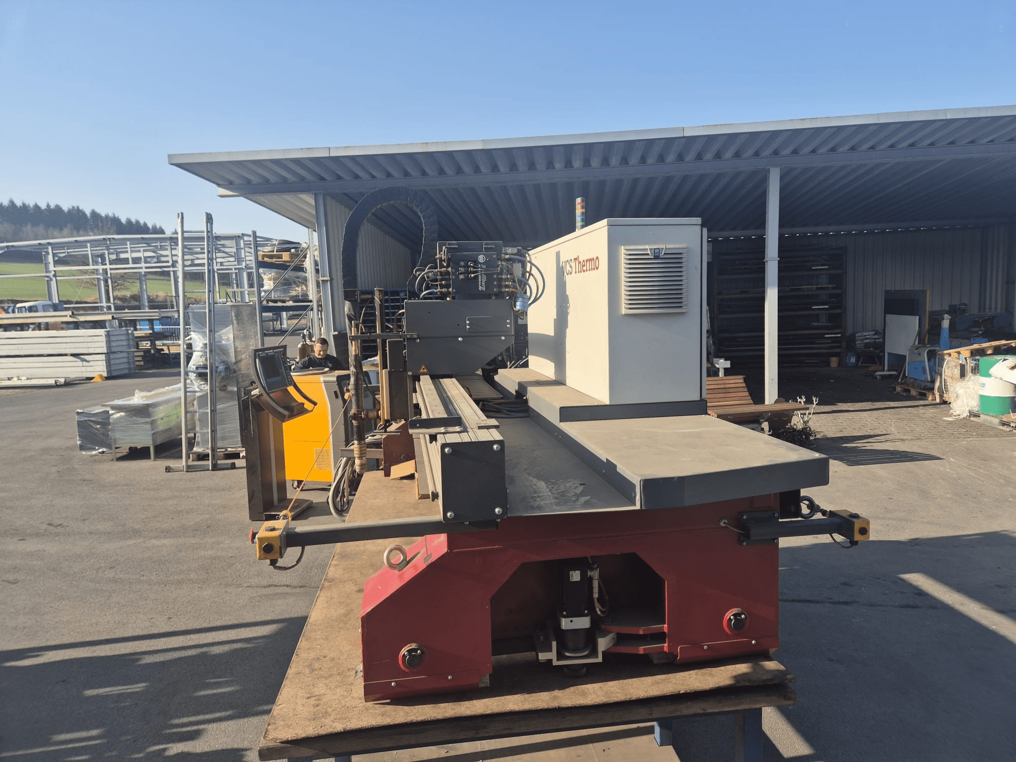 VOORTMAN VACAM VCS Thermo plazminio pjovimo staklių vaizdas iš priekio ant darbinio paviršiaus, matomas valdymo skydelis ir pjovimo zona.