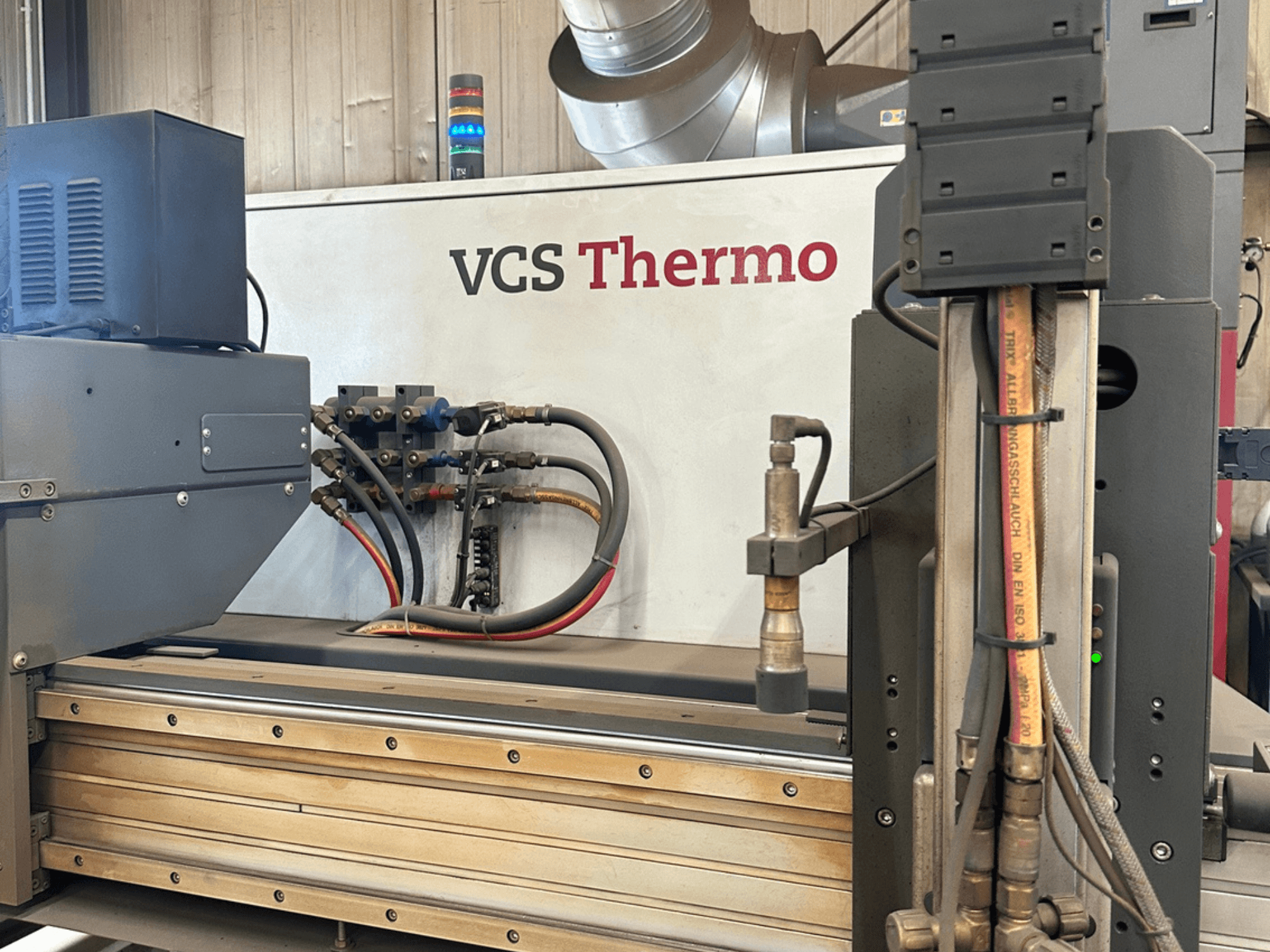 „Hypertherm HPR130XD“ plazminio pjovimo staklės, šoninis vaizdas, kuriame matomi jungimai, valdymo skydelis ir veikimo elementai.