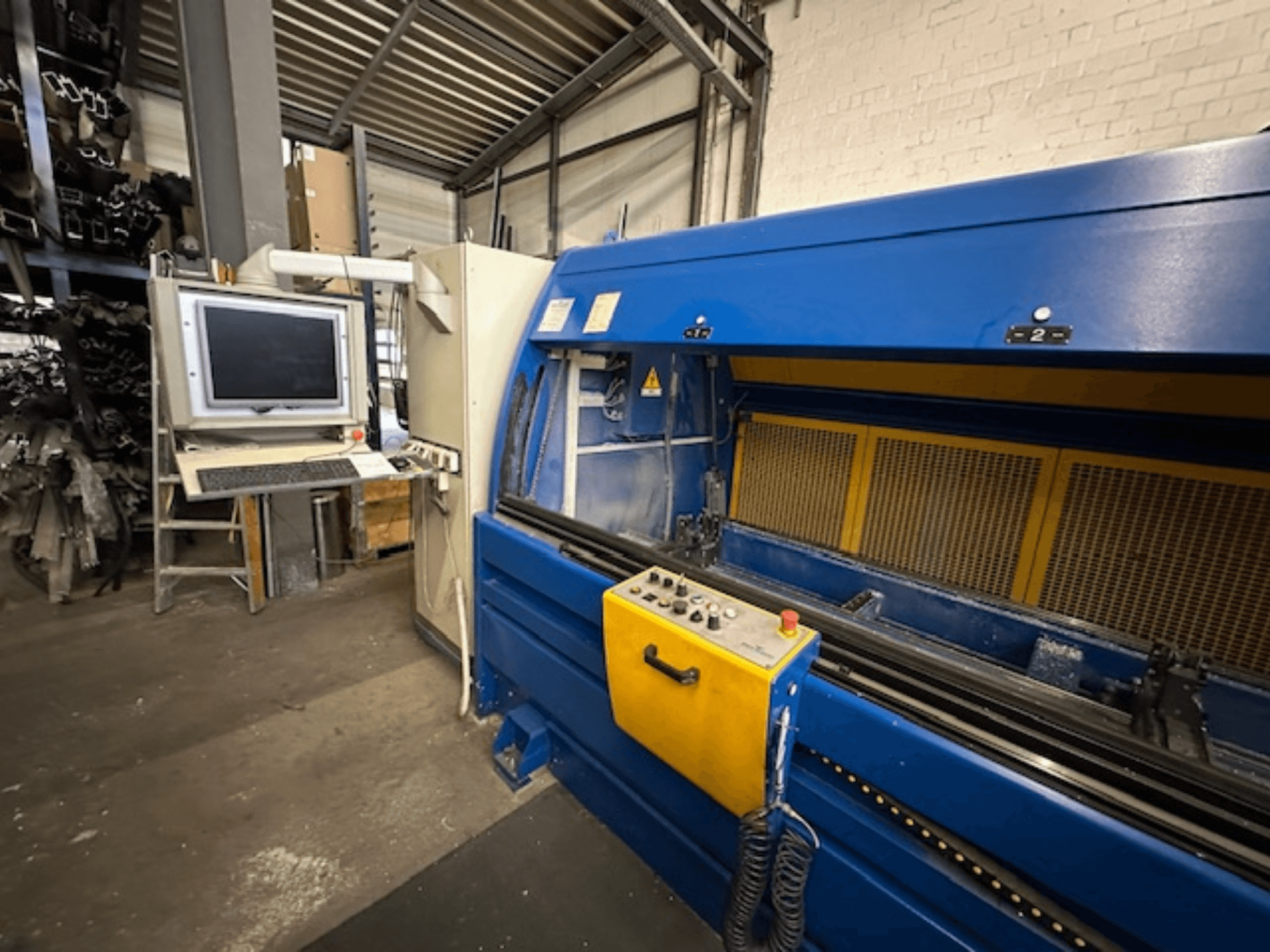 SCHÜCO Profilbearbeitungscenter 299 650, universalaus apdirbimo centro su valdikliais ir kompiuterine darbo vieta, vaizdas iš priekio.