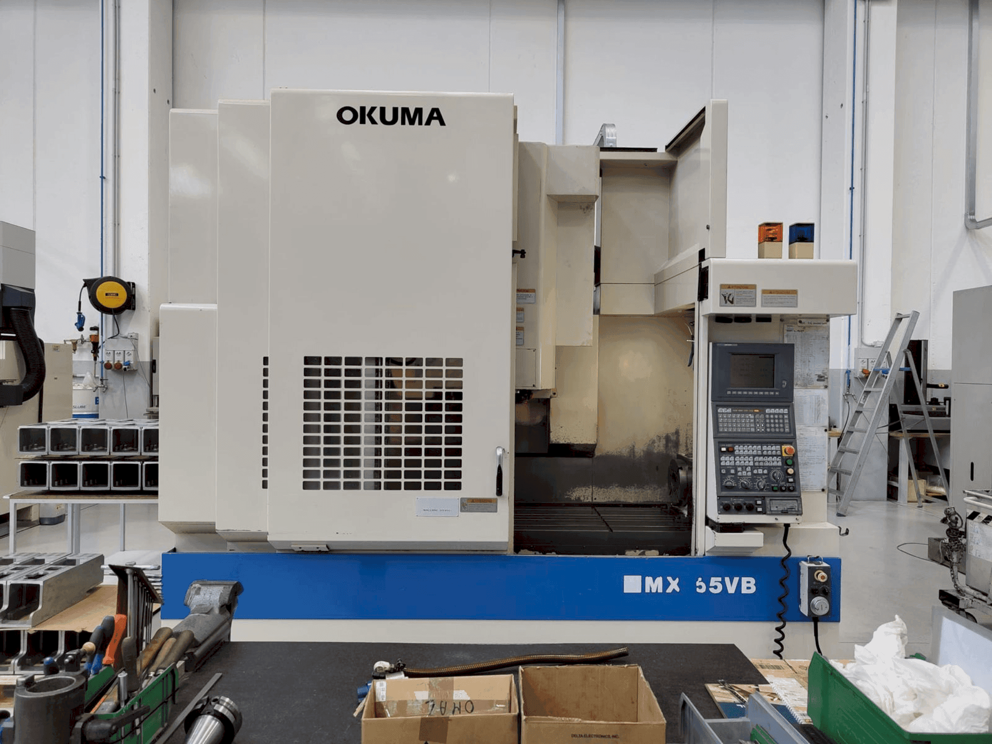 Okuma MX 55 VB Mašinos vaizdas iš priekio