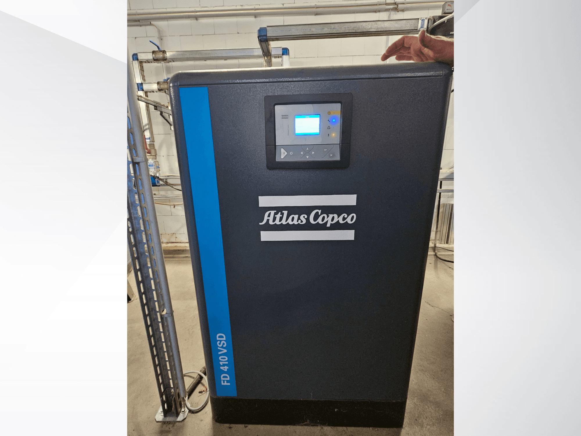 "Atlas Copco" GA 110 VSD+ oro kompresorius iš priekio, su skaitmeniniu ekranu ir mėlynais akcentais, kad būtų lengviau atpažinti.