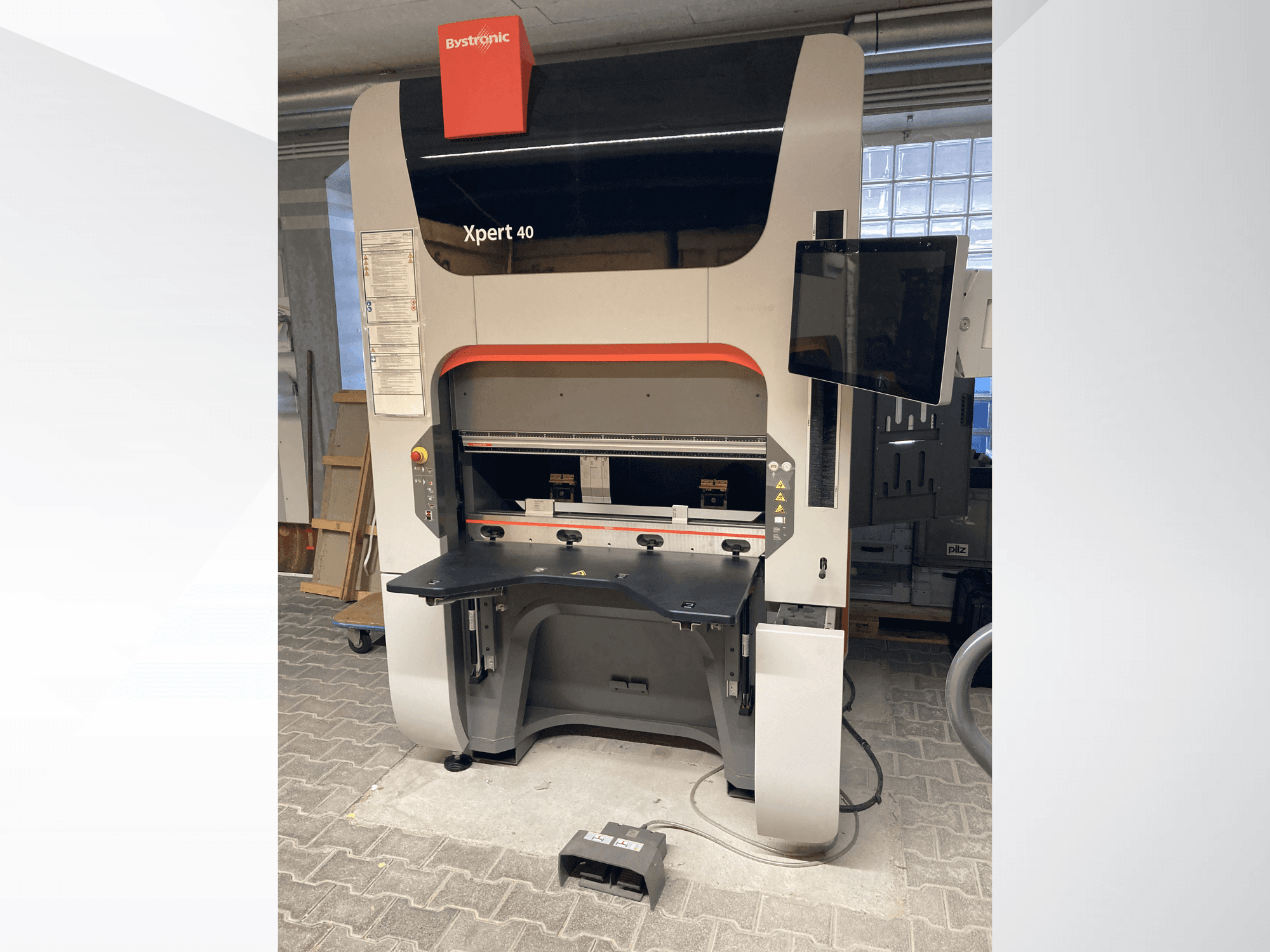 Preso stabdžių "Bystronic Xpert 40/1030" priekinis vaizdas, matomas valdymo skydelis, darbo paviršius ir prijungtas monitorius.