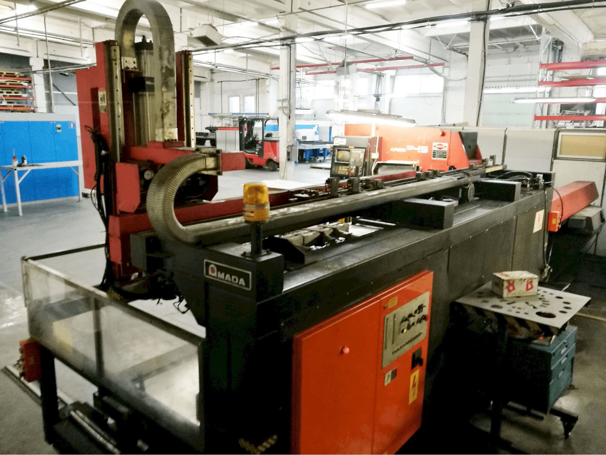 AMADA ARIES 245 Mašinos vaizdas iš kairės pusės