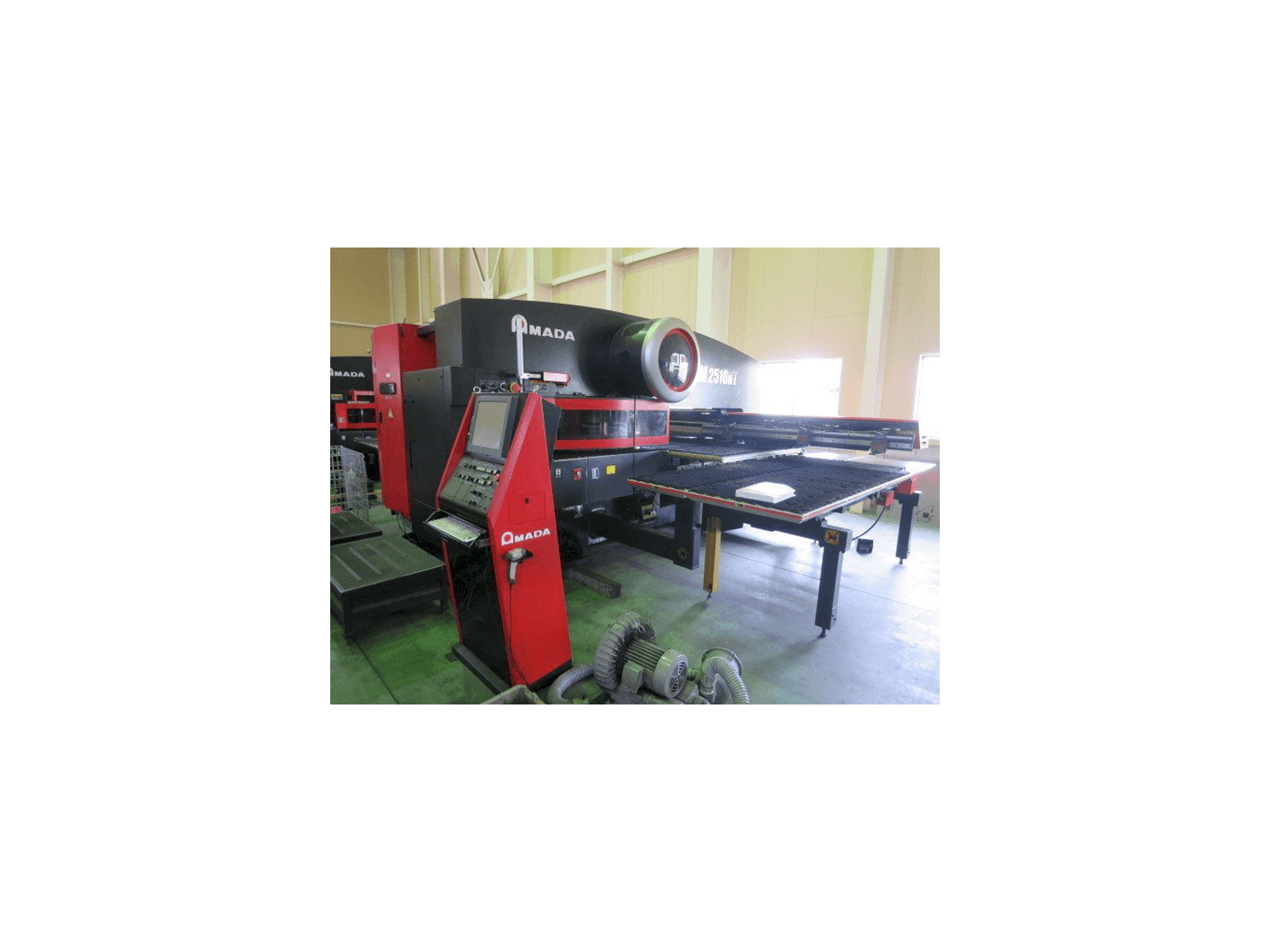 AMADA EM 2510NT Mašinos vaizdas iš priekio