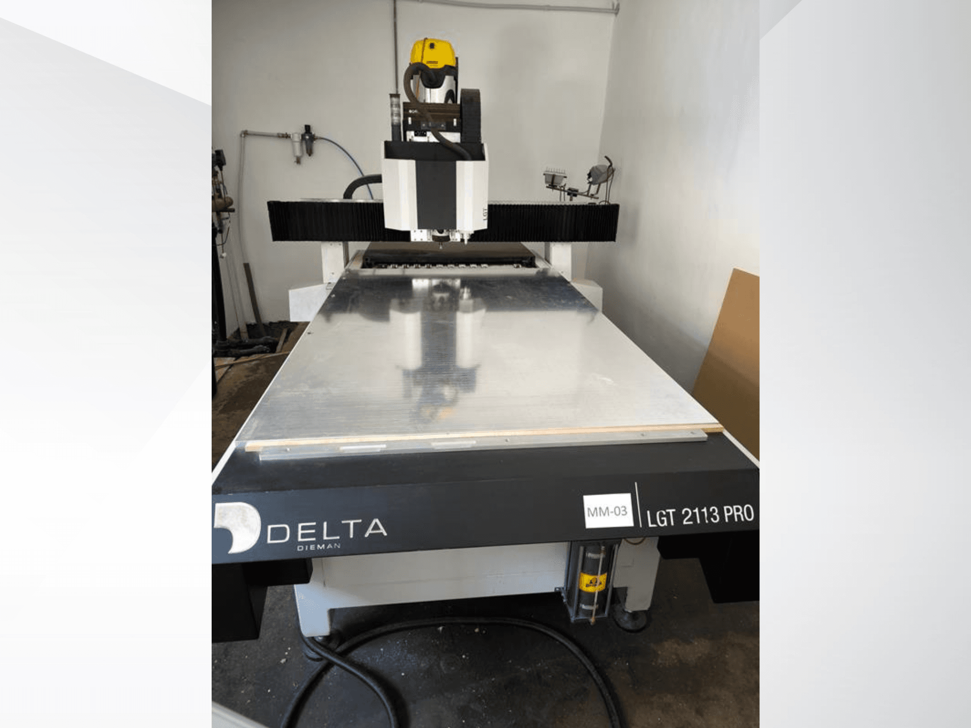 „Delta LGT2113 PRO“ portalinė frezavimo staklė, vaizdas iš priekio, kuriame matomi aliuminio paviršiaus ir valdymo skydelio detalės.