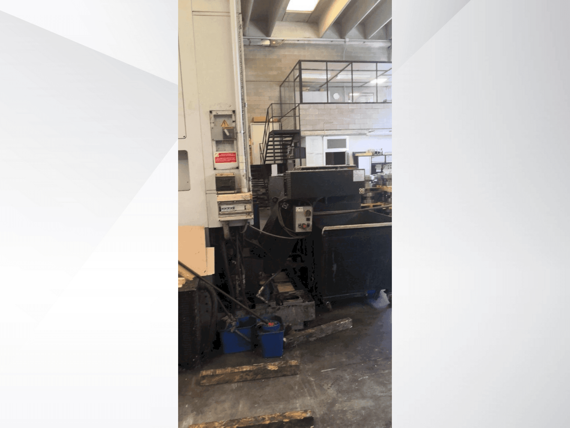 DOOSAN VT 900 Mašinos vaizdas iš priekio