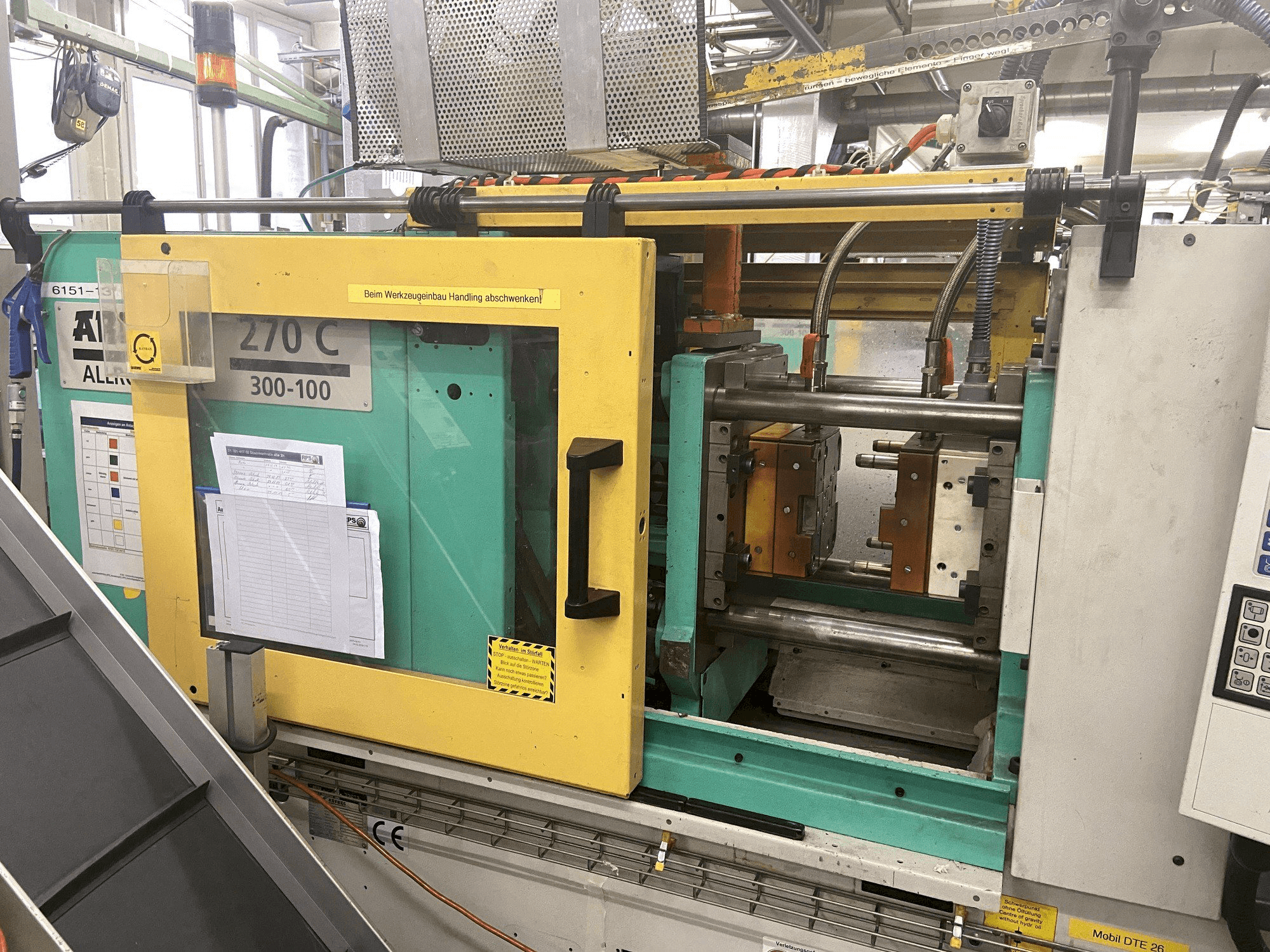 Arburg 270 C 300-100 Mašinos vaizdas iš priekio