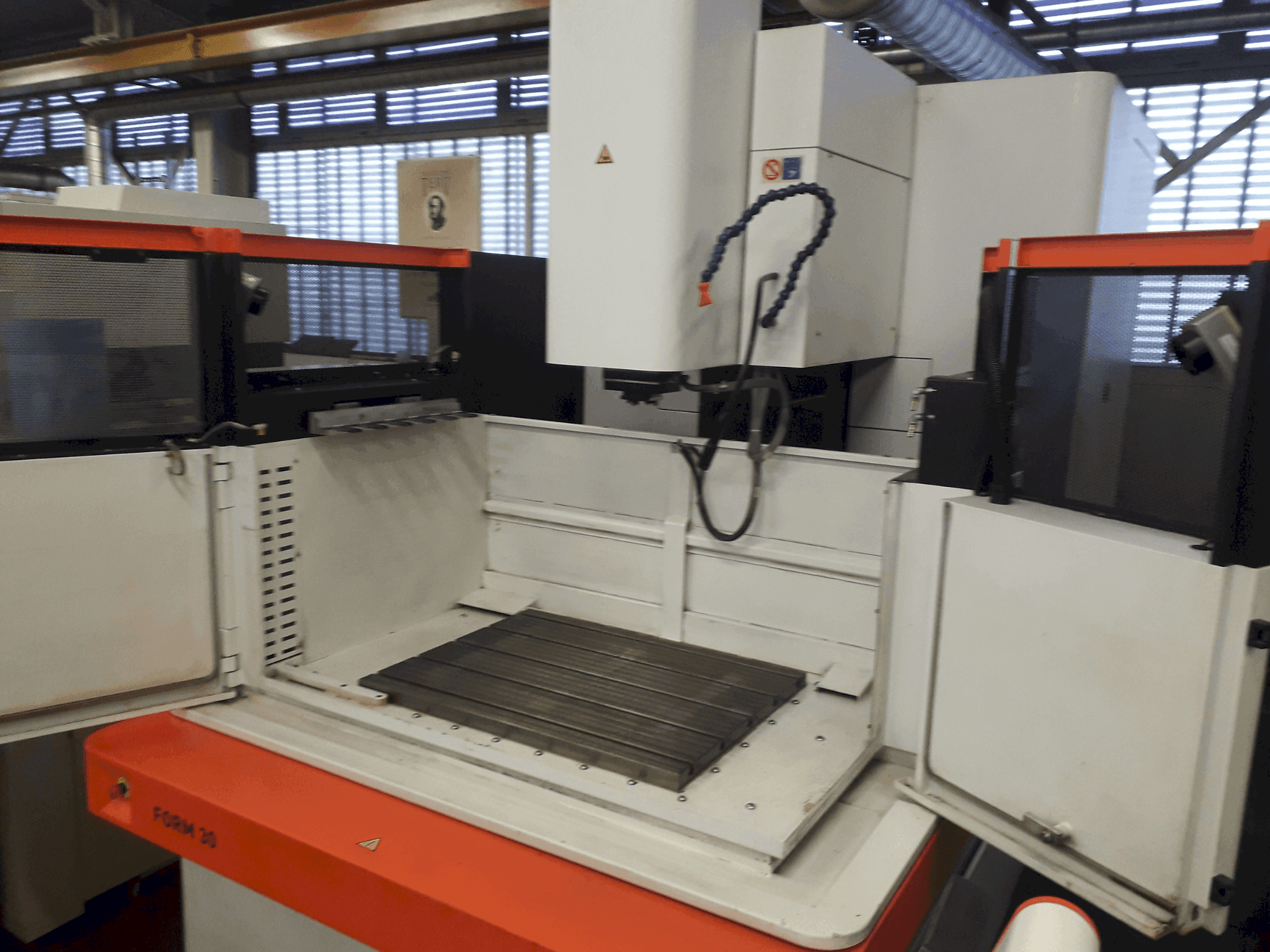 AgieCharmilles FORM 30 Mašinos vaizdas iš priekio