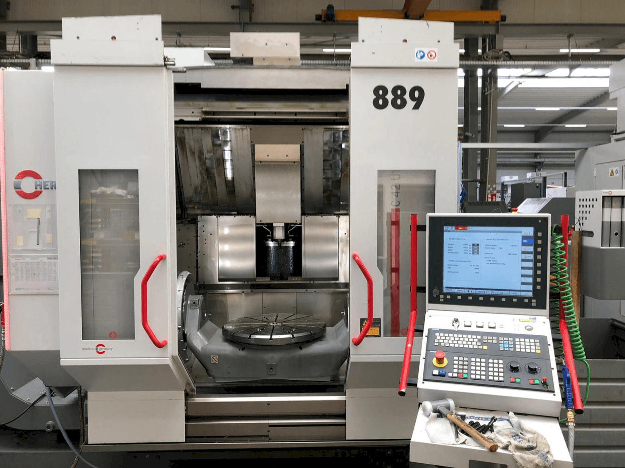 HERMLE C42U MT Mašinos vaizdas iš priekio