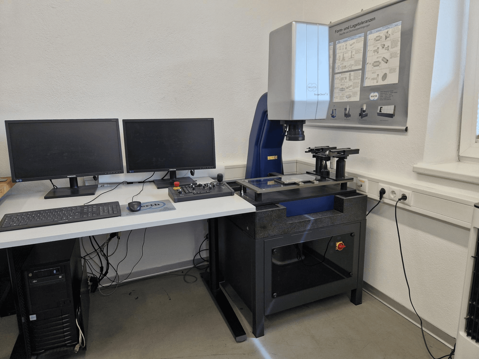 Laboratorijoje įrengta "Werth Scopecheck 300S CMM"; yra matavimo stalas, du monitoriai ir valdymo pultas.