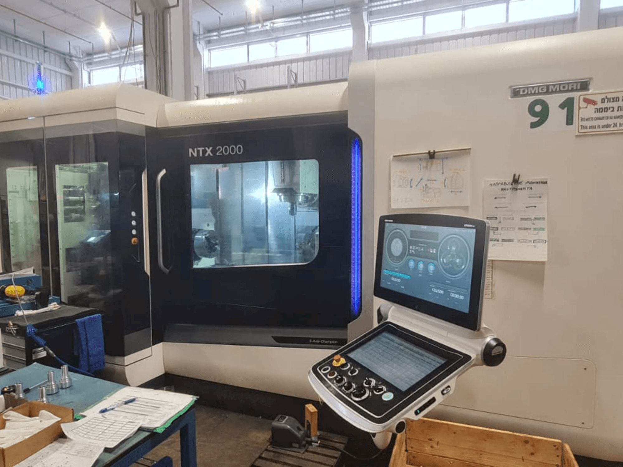DMG MORI NTX 2000 Mašinos vaizdas iš priekio