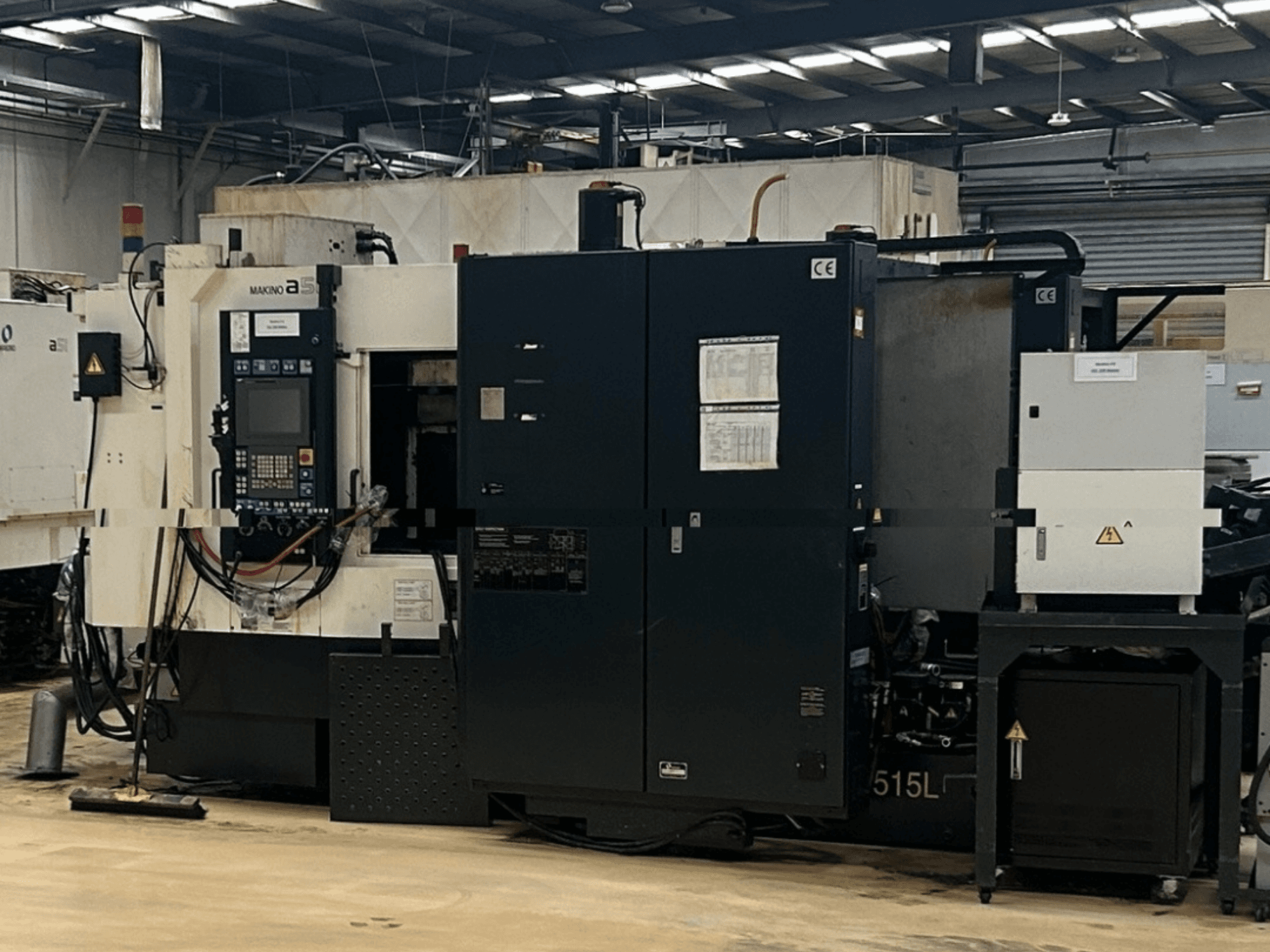 „Makino A51-5XR“ horizontalus apdirbimo centras, vaizdas iš priekio, kuriame matomas valdymo pultas, maitinimo šaltinis ir staklių komponentai.