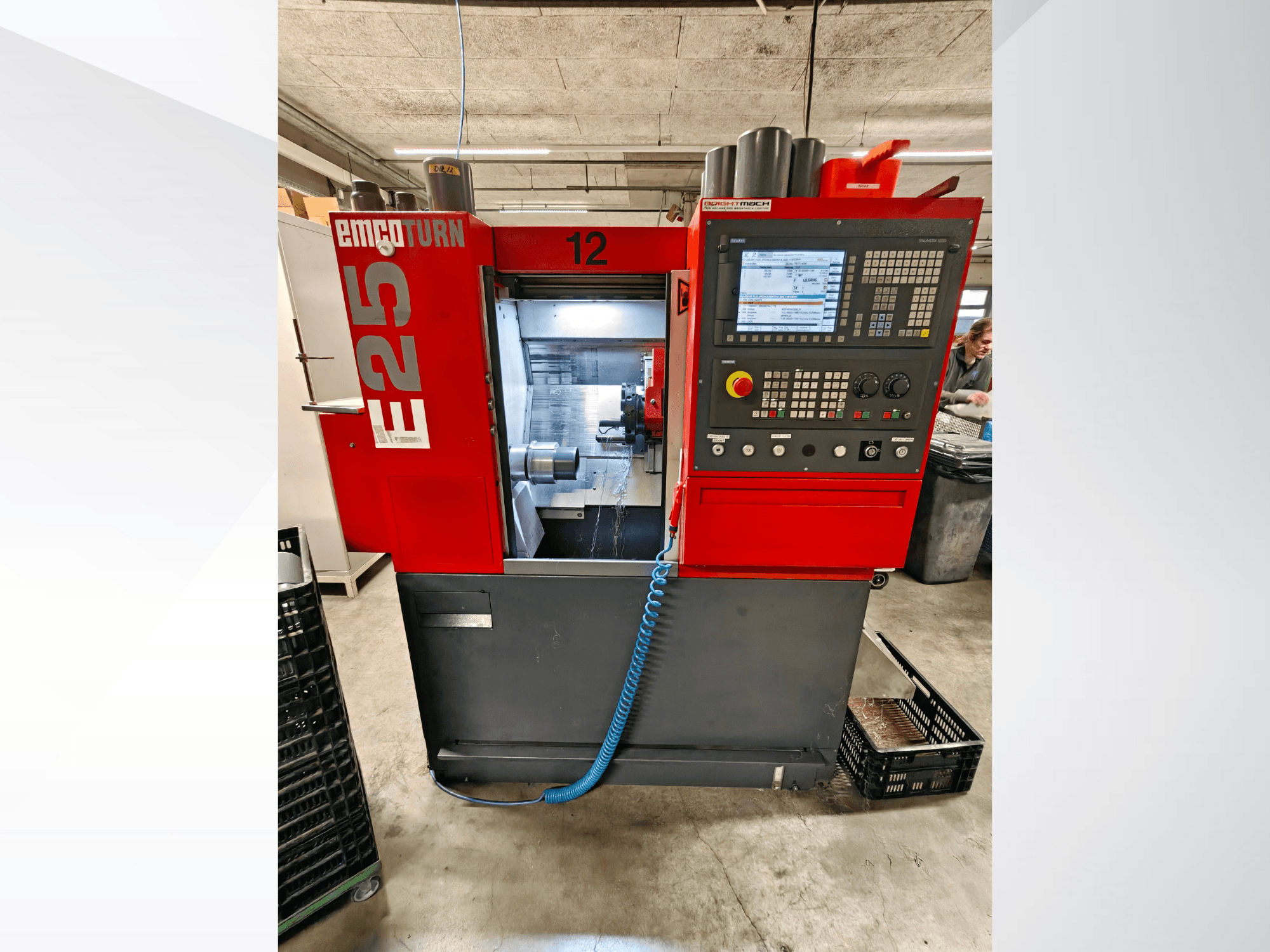 EMCO E25 horizontalios tekinimo staklių vaizdas iš priekio su skaitmeniniu valdymo pultu ir darbo zona, kuriame matomos eksploatacijos detalės.