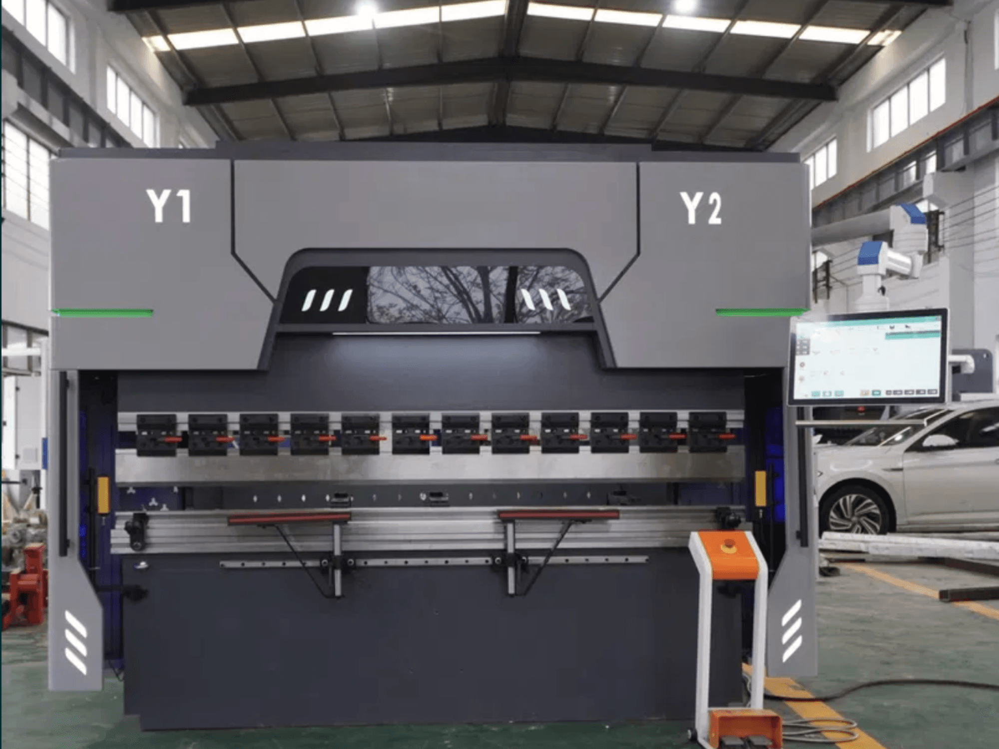 DAMAMT WC67K 63T/2500 CNC lenkimo presas, matomas iš priekio: matyti valdymo pultas, lenkimo įrankiai ir metalinis karkasas.