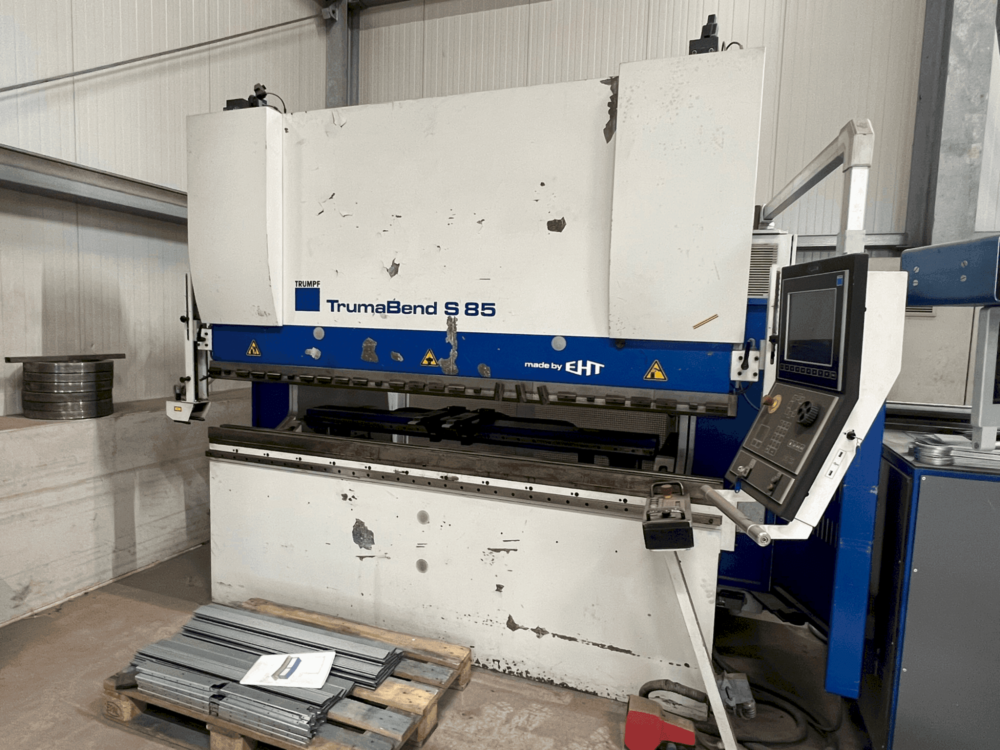 TRUMPF TrumaBend S 85 - 25 Mašinos vaizdas iš priekio