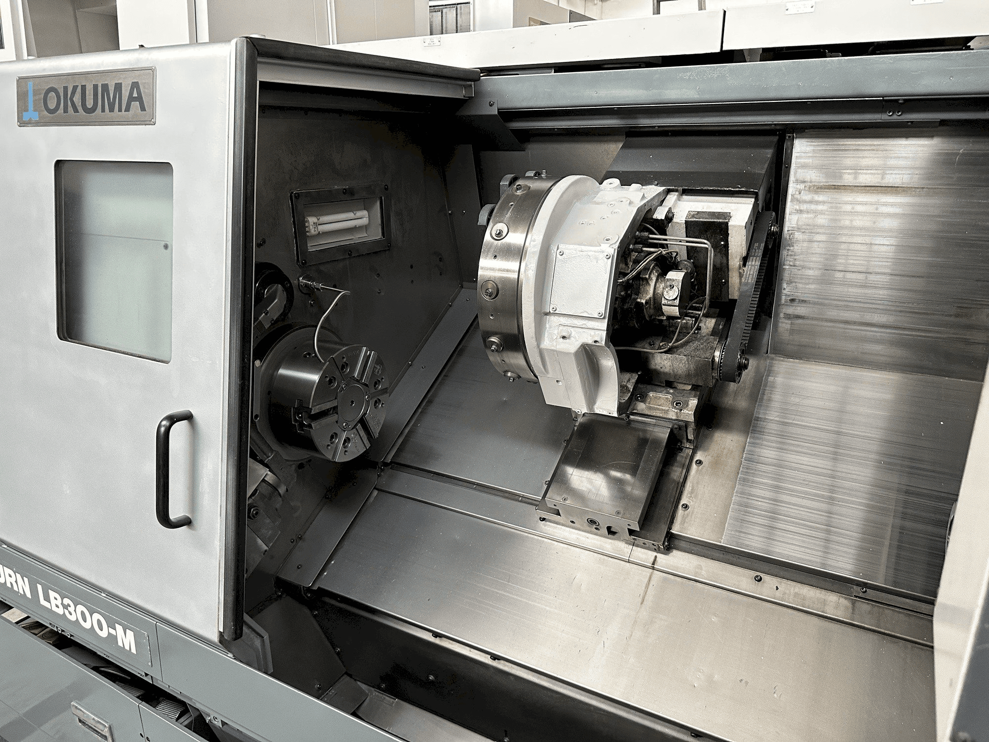 Okuma LB 300 MC Mašinos darbo patalpa